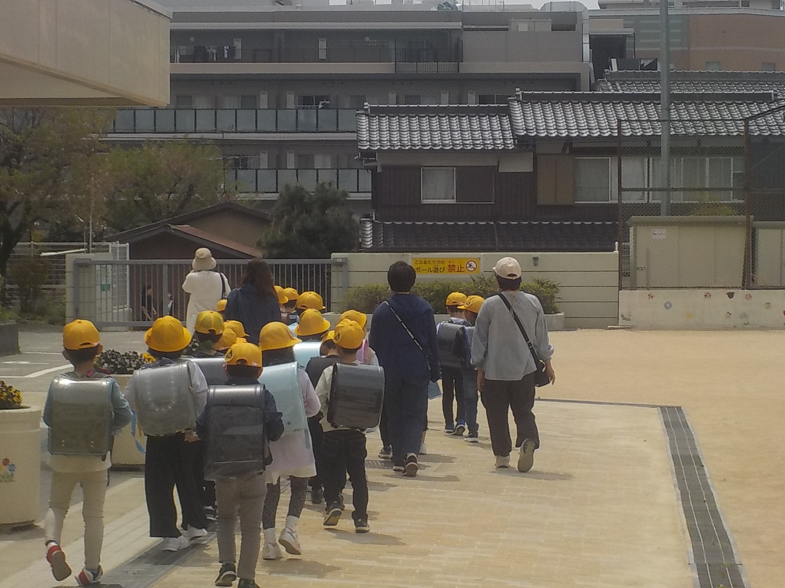 下校する子どもたち