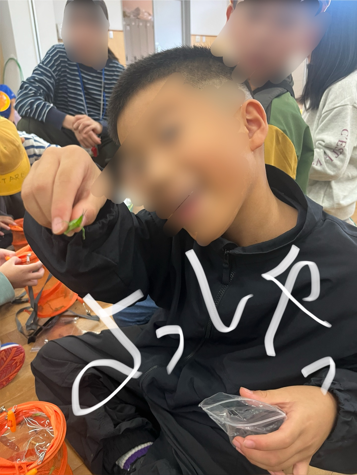 たくみにビニール袋に入れれました