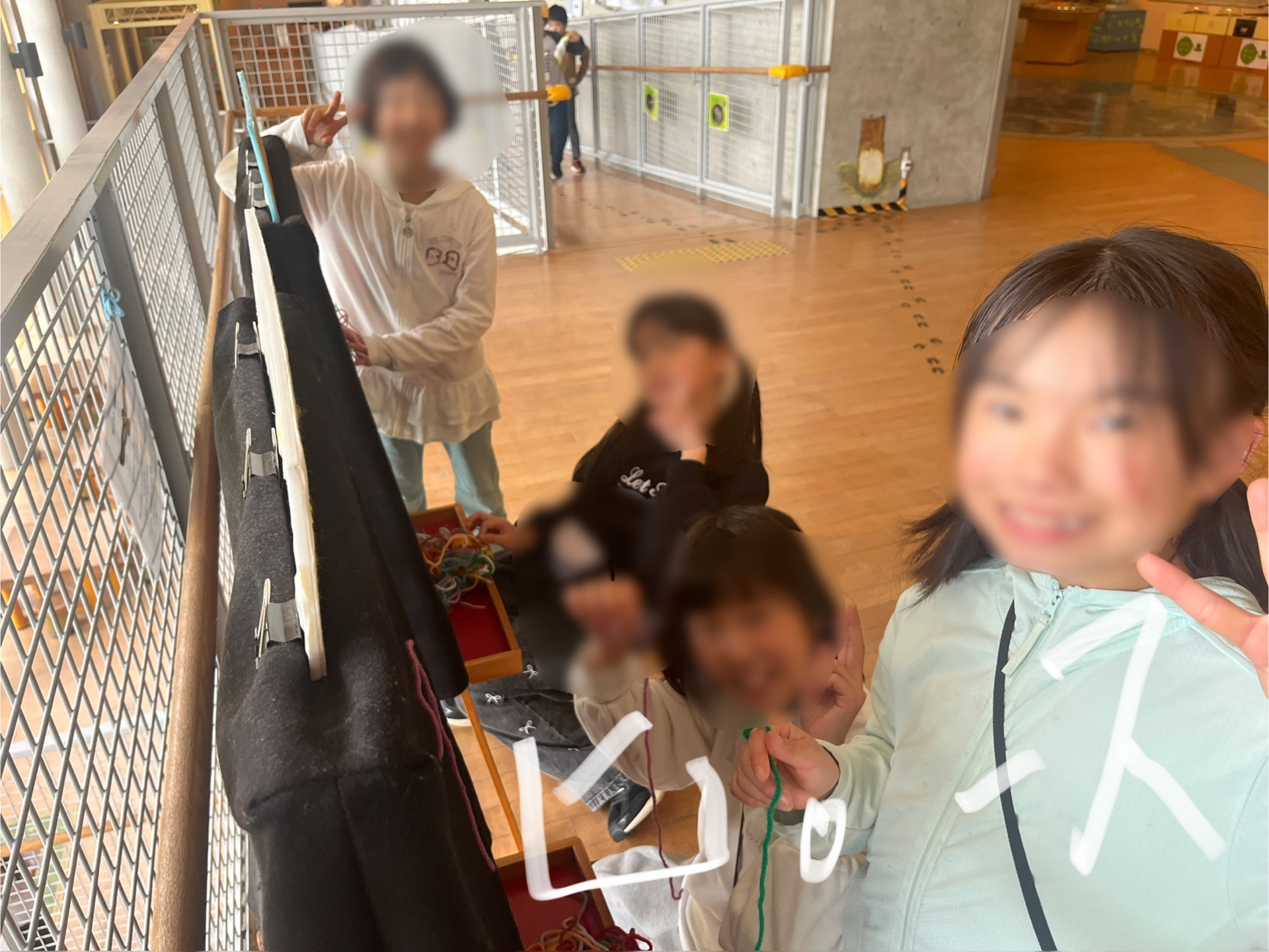 フエルトに毛糸で絵をかいています