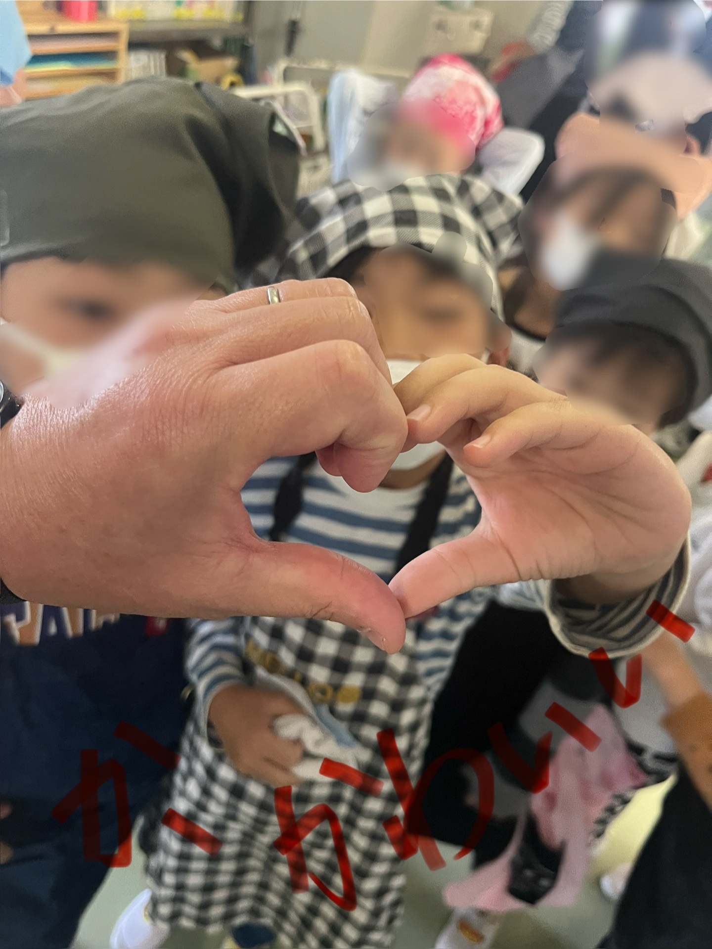 手を合わせると、かわいいマーク