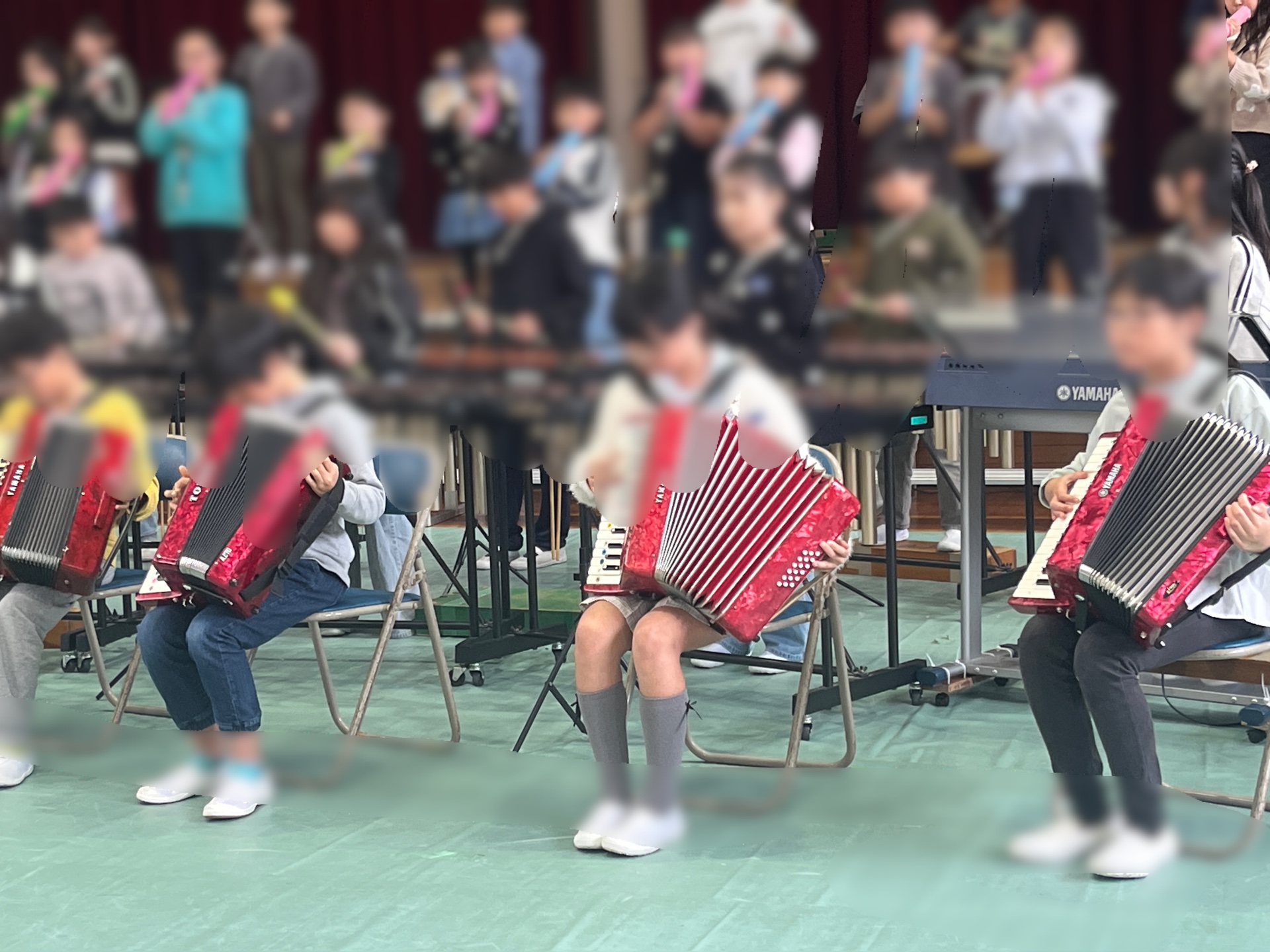 しっかりと指揮者を見て