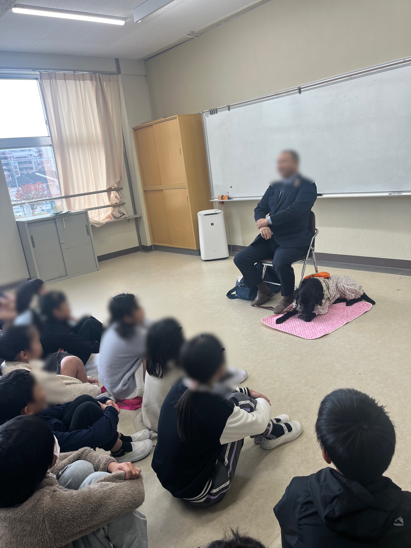 会議室で聞きました