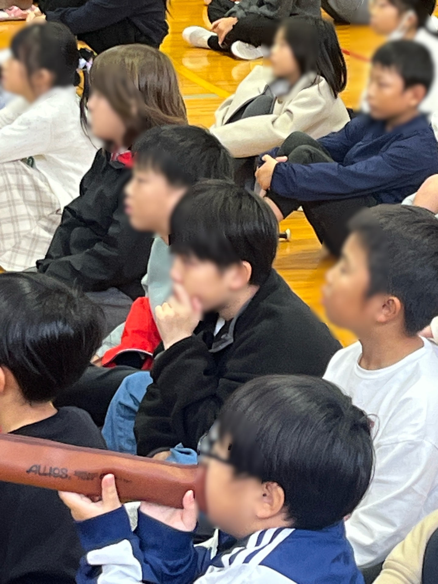 子ども音楽会で、うっとり聞き入る3年生