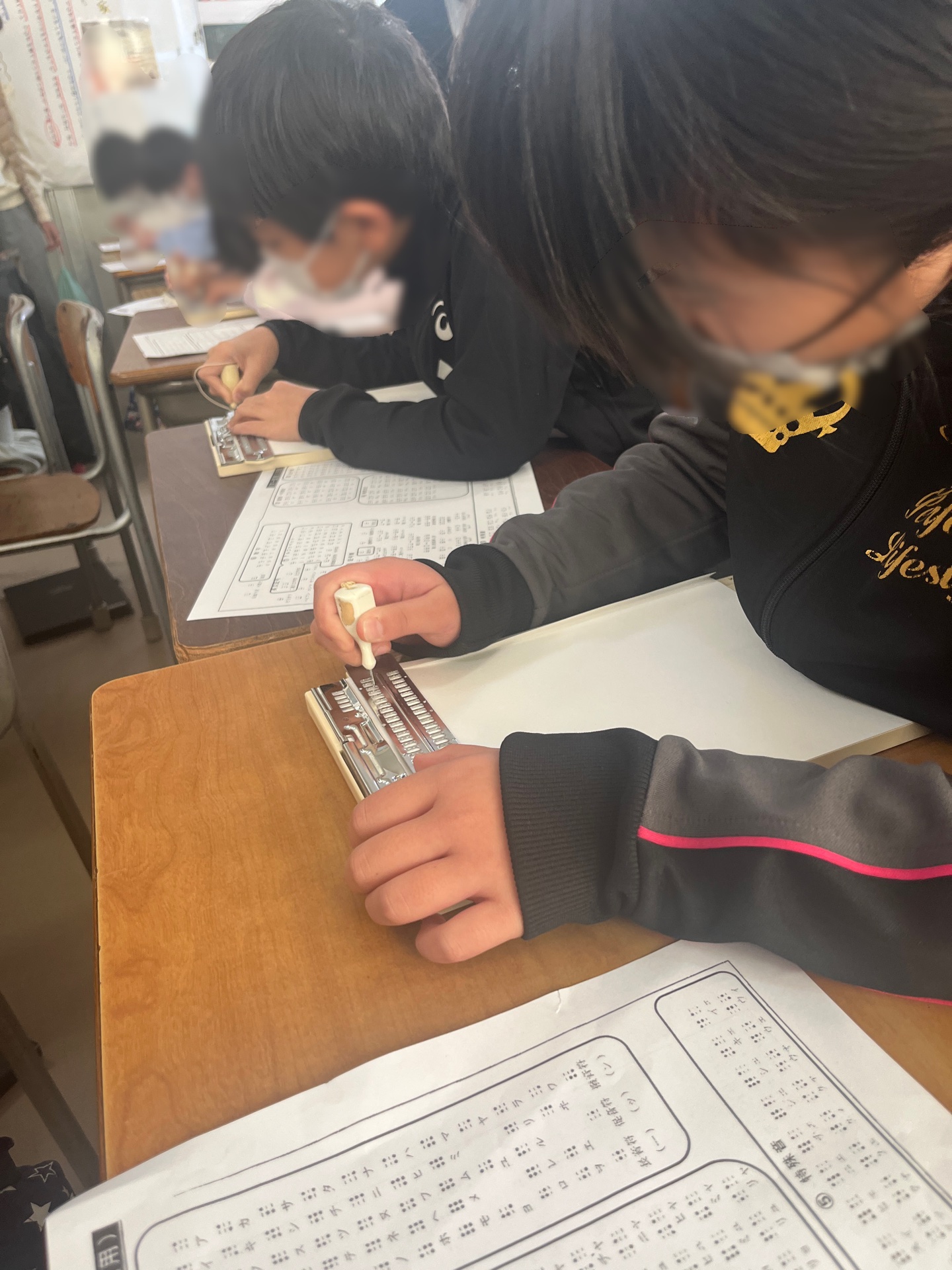 一アナずつ、丁寧に押し込みます