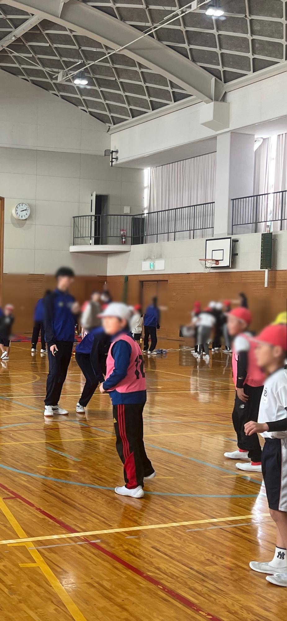 ドッジビーの行方を見てる