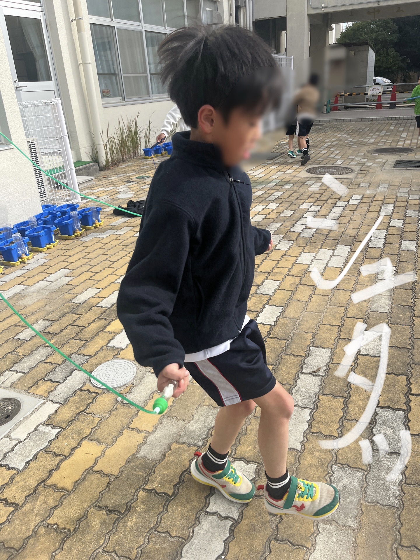 縄跳びに励む姿です