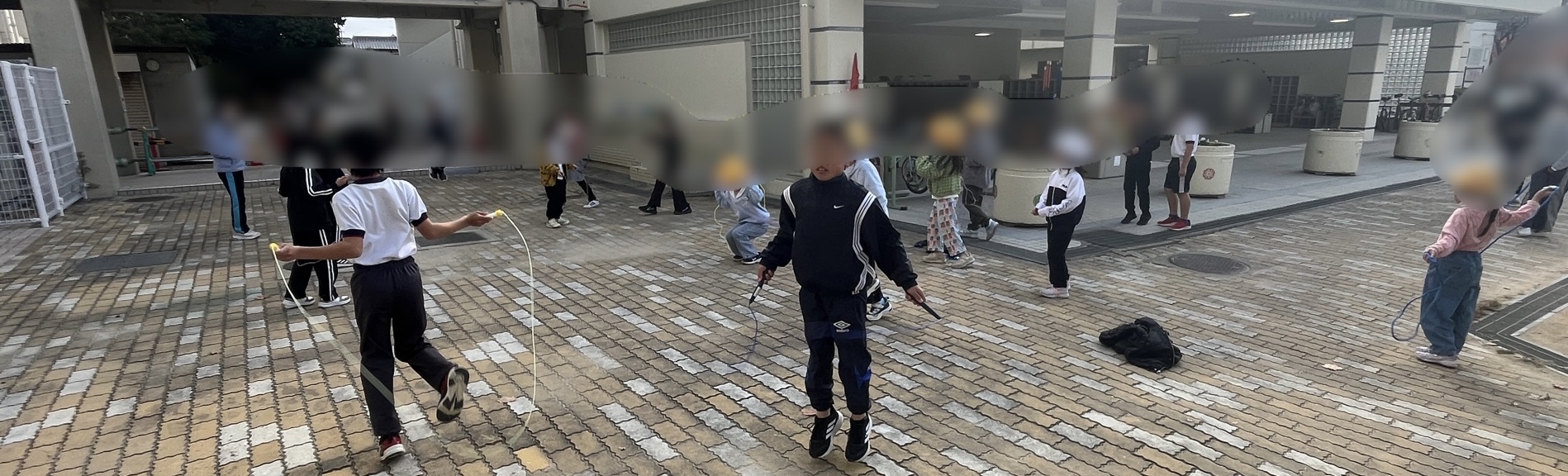 縄跳びに励む姿