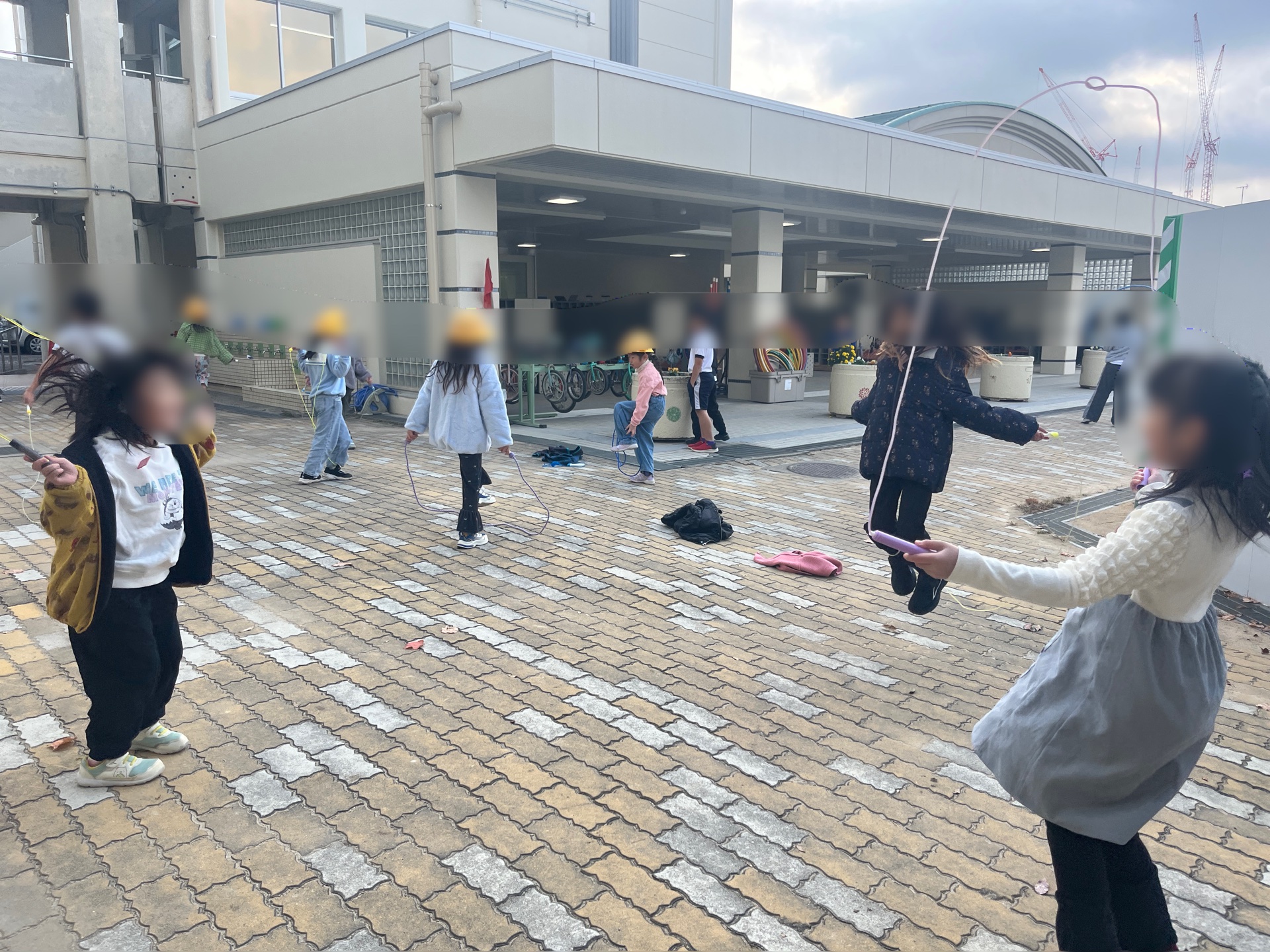 縄跳びに励む姿2