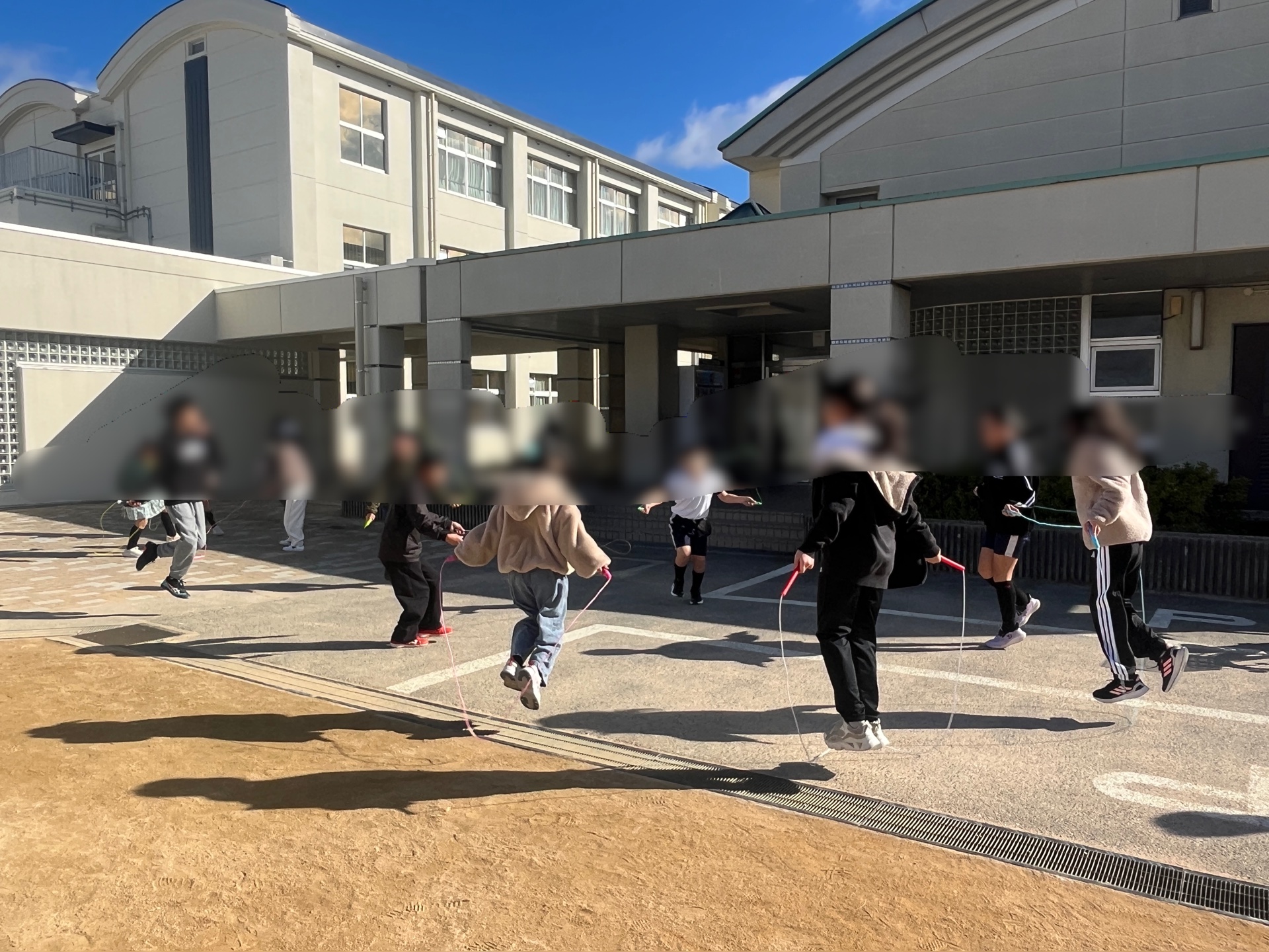 輪になってなわとび