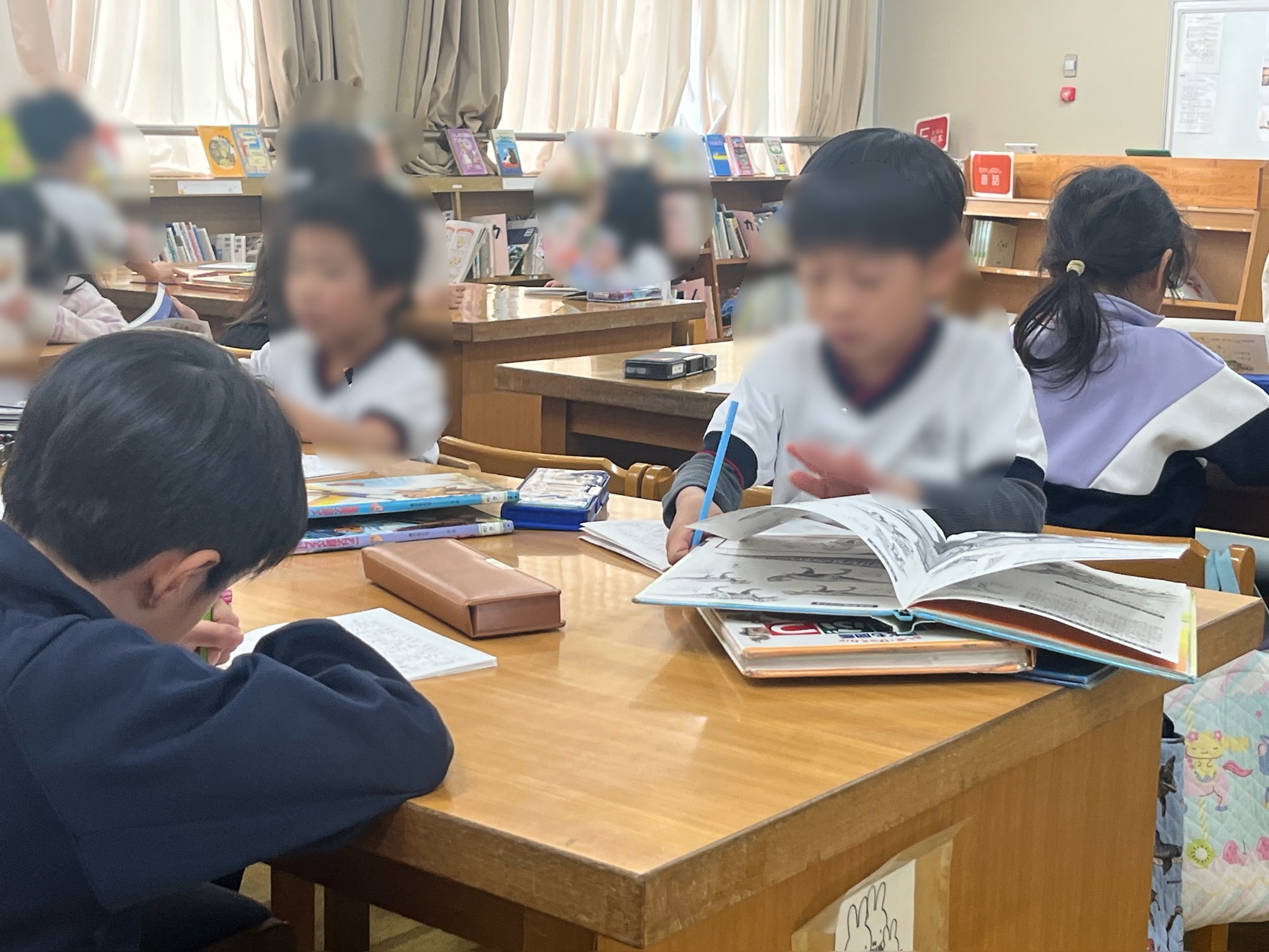 選んだ図書に夢中