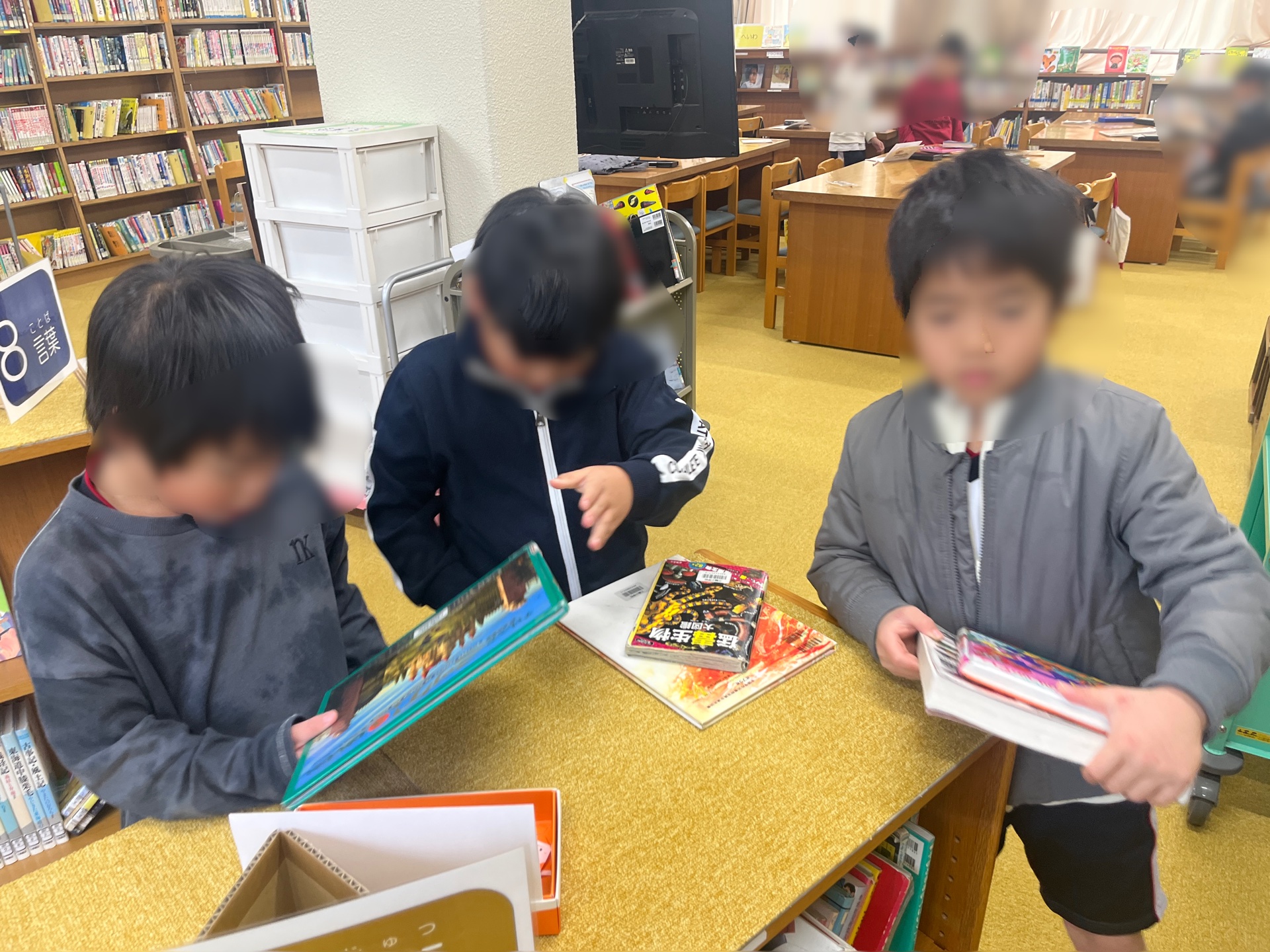 本を選んでます