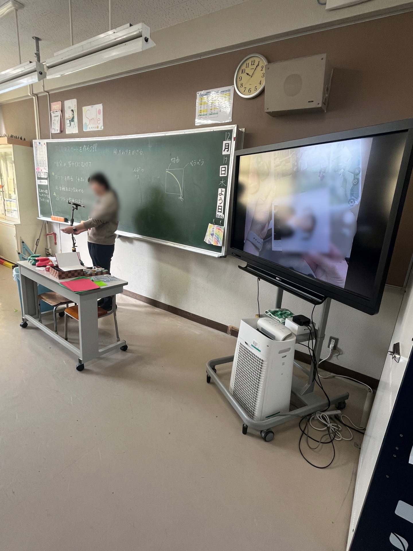 クリスマスカードを大型テレビで写す