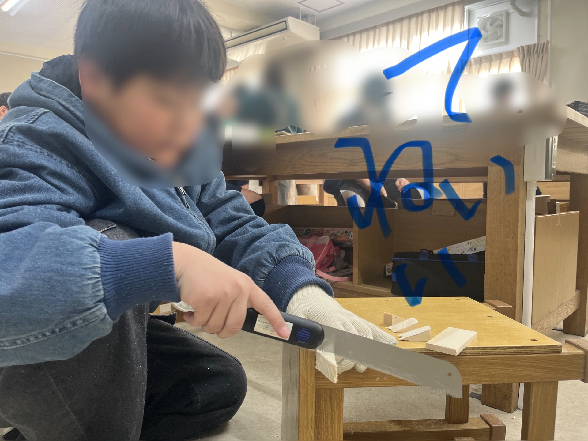 丁寧なのこぎり裁きです