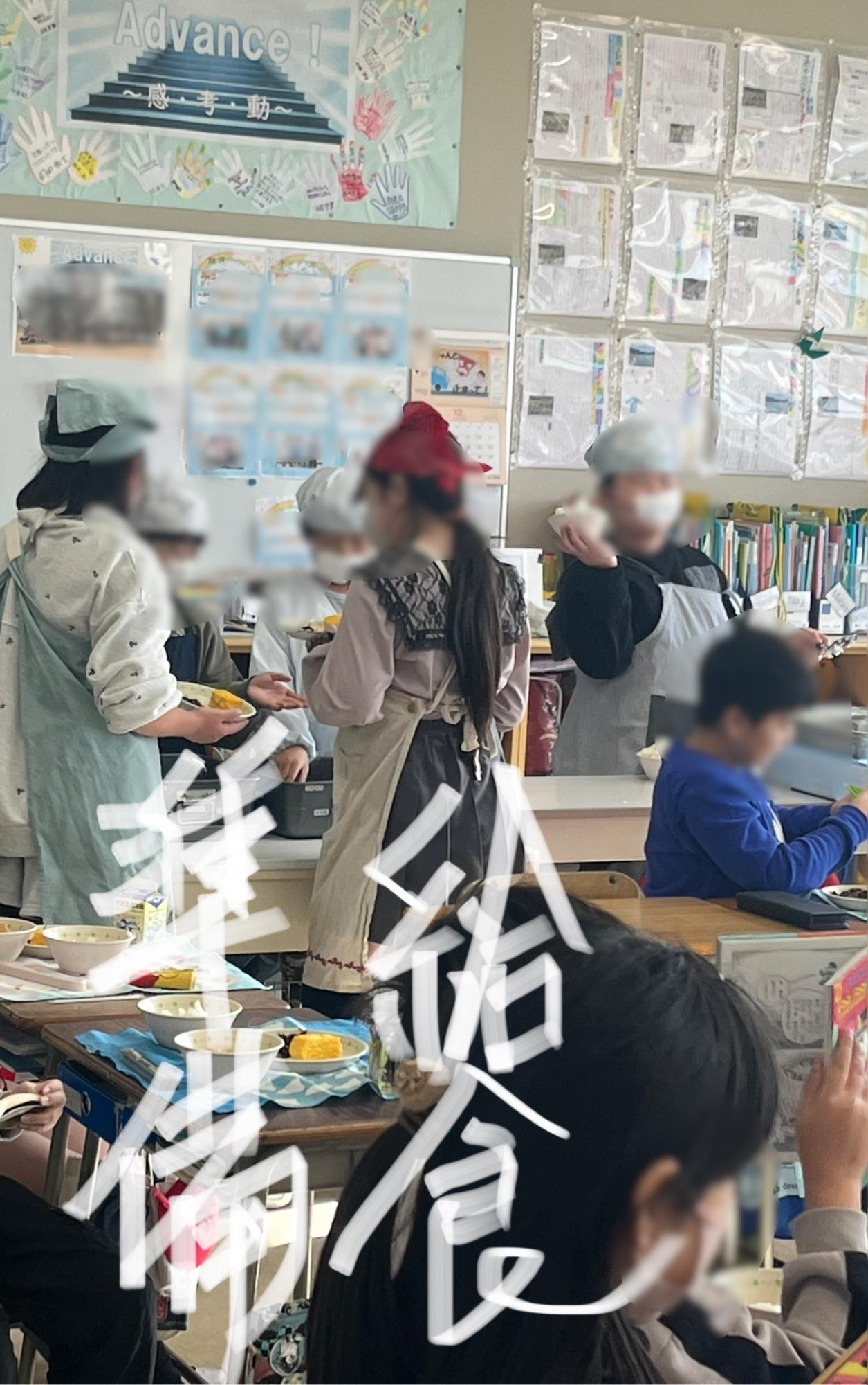 2年教室から5年教室へ移動すると給食準備中でした