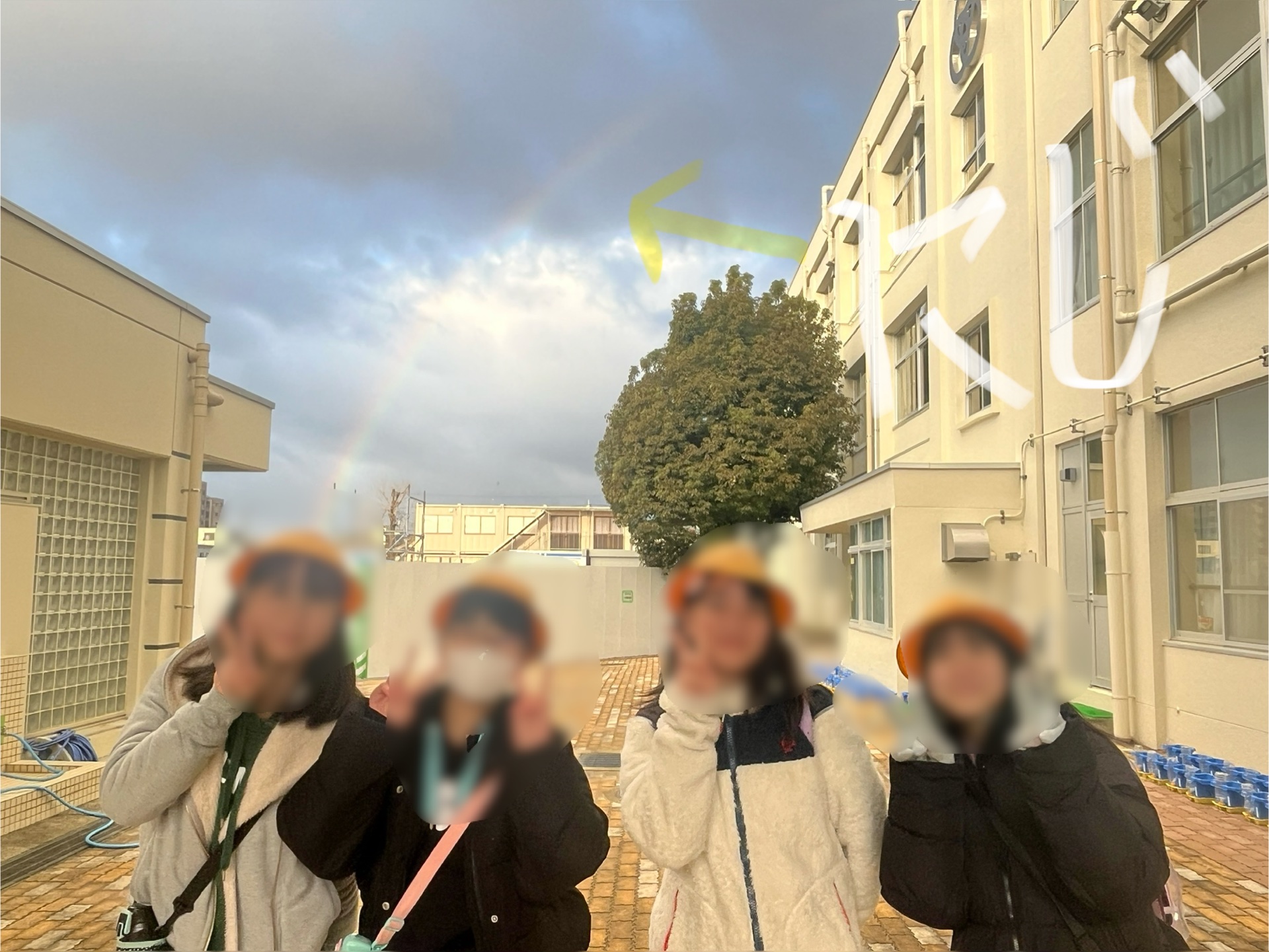 虹の前でパチリ