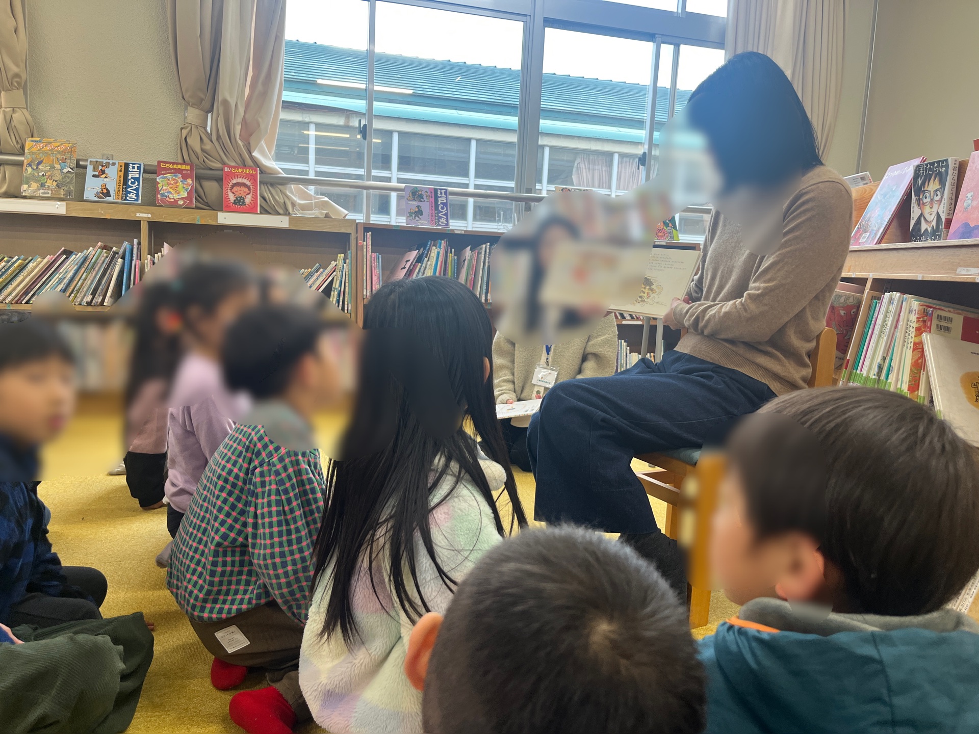 本に夢中な三輪っ子たち