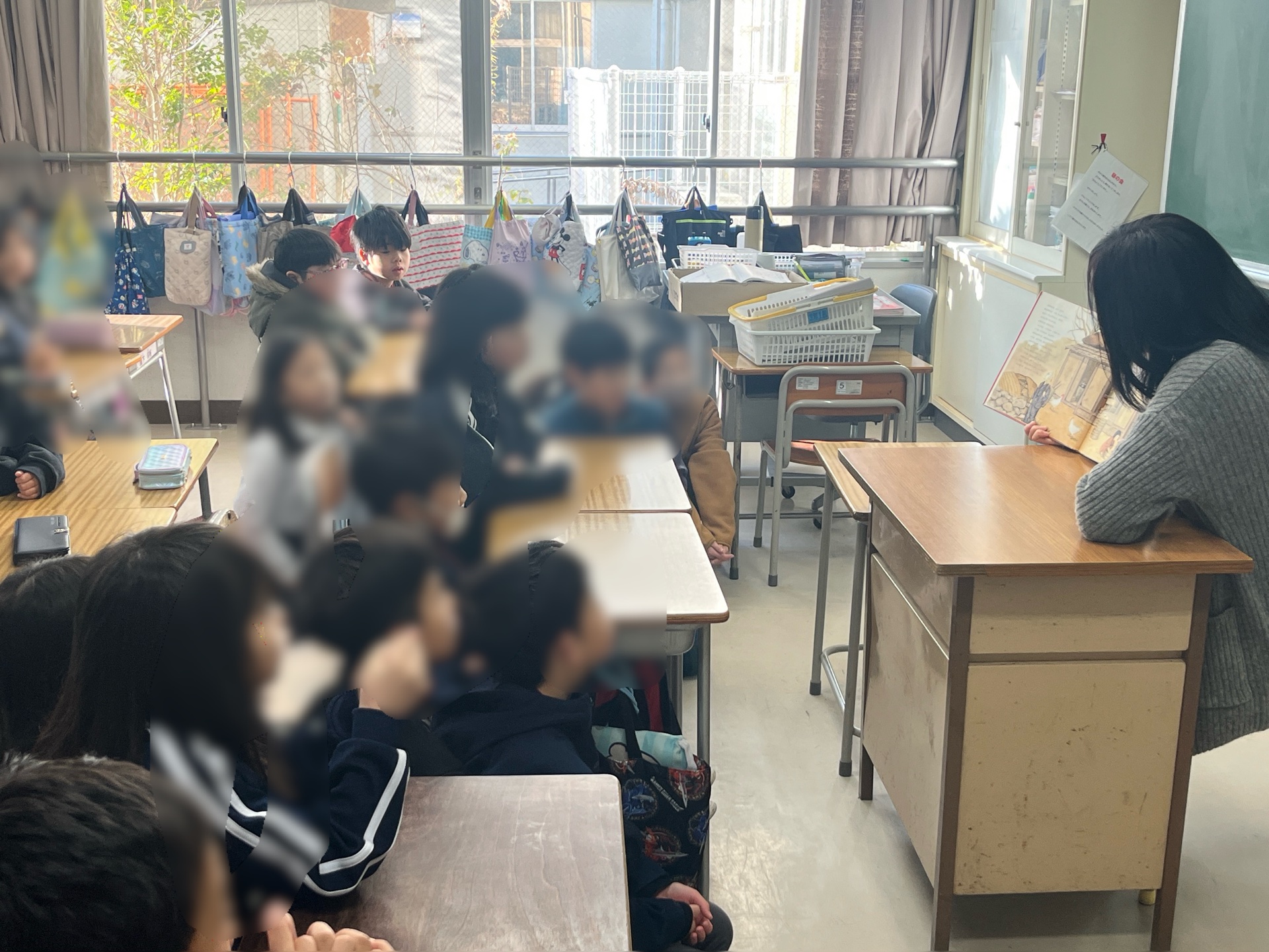 読み聞かせの場面