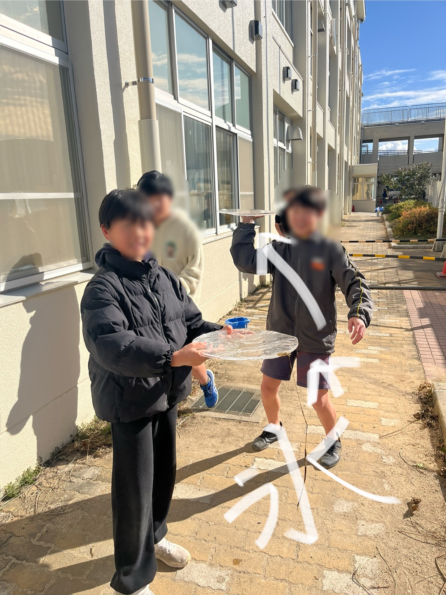 完璧に円の形の氷