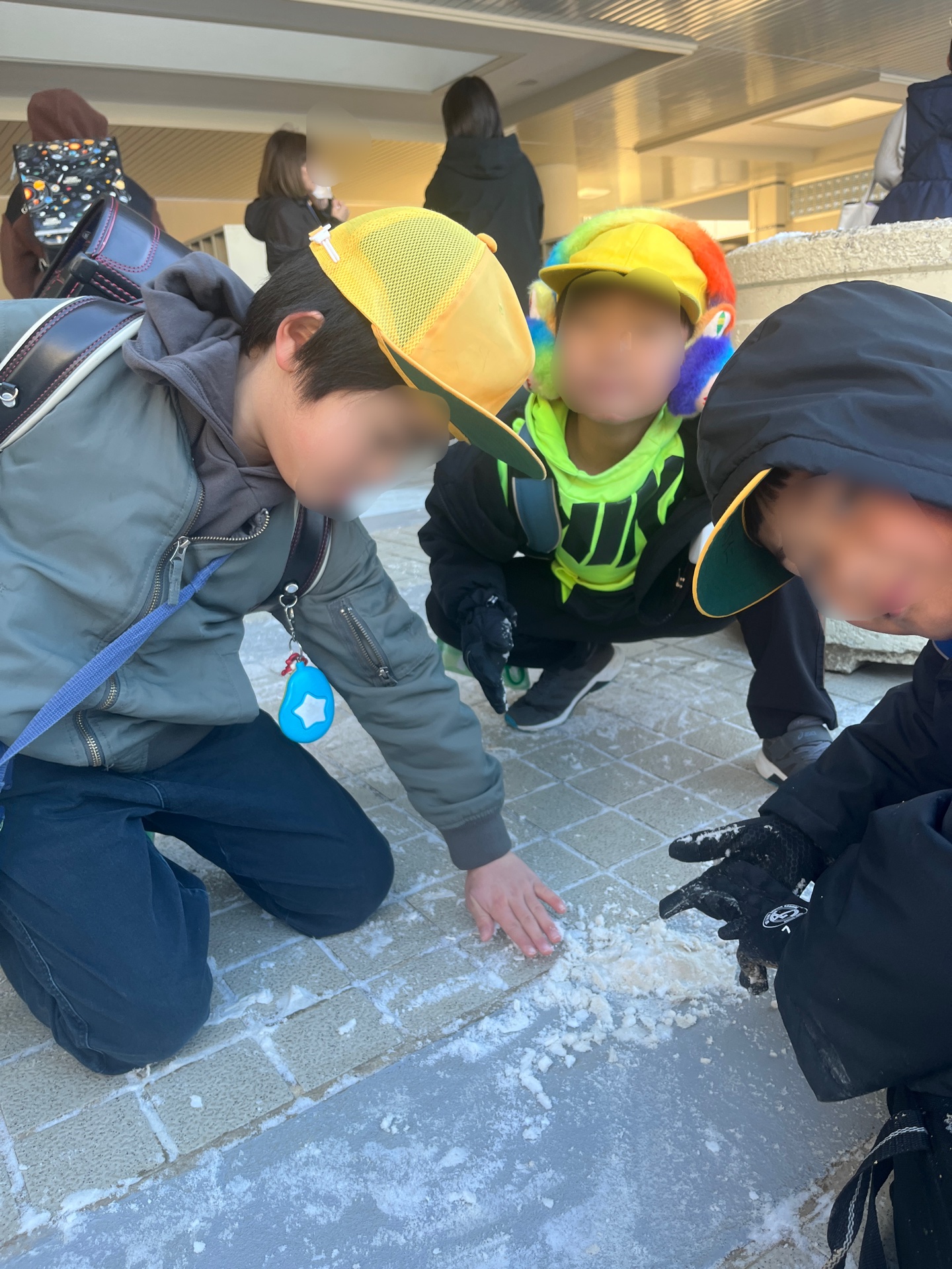 雪をかき集め、かき集めし