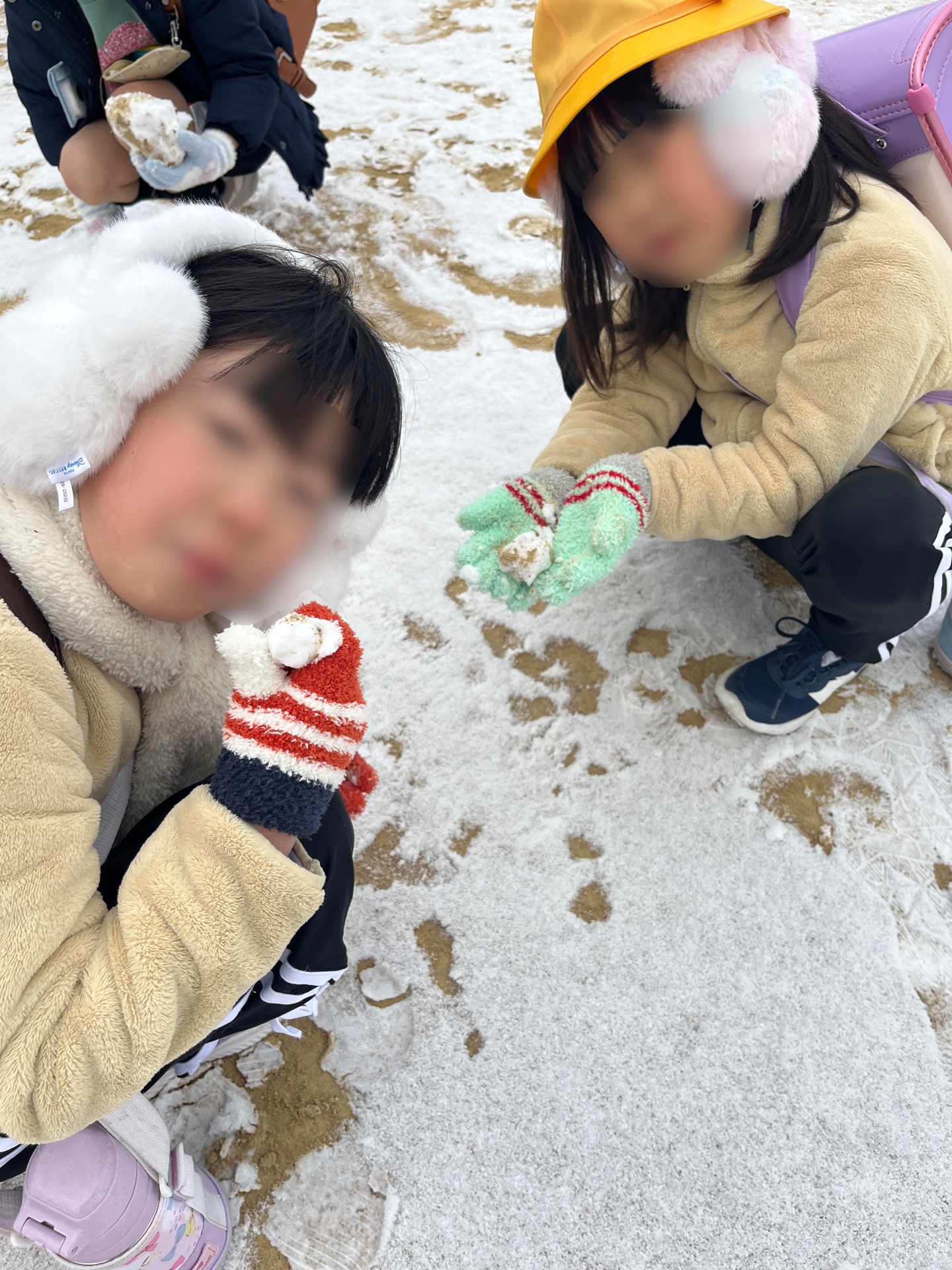 運動場でゴロゴロ