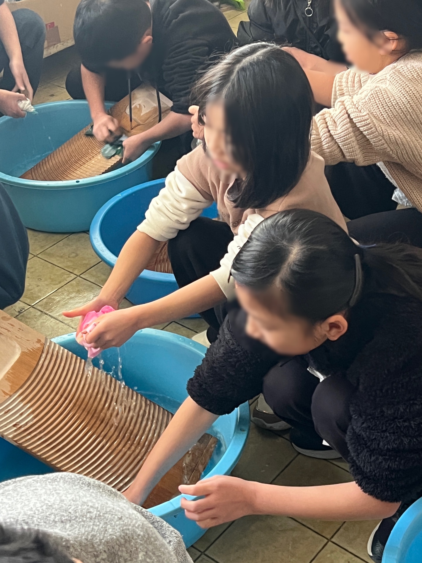 洗濯板で洗濯実習