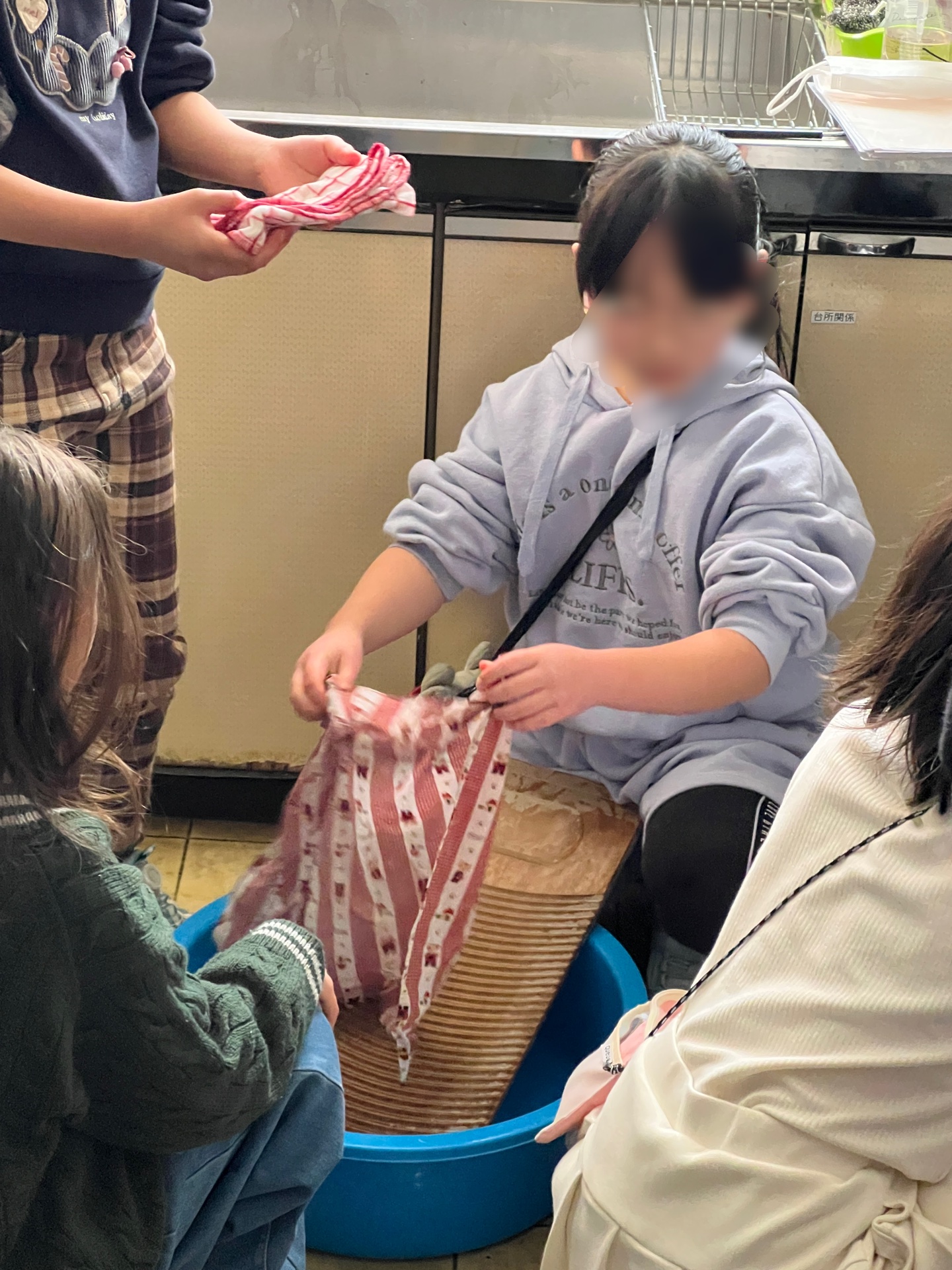 丁寧に前に押し出します