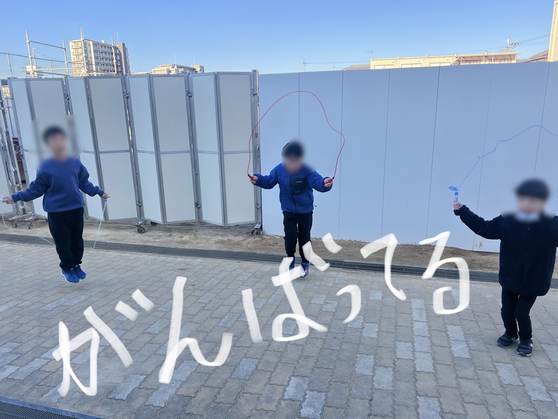 このあと、運動場へ駆け足跳びで行きました