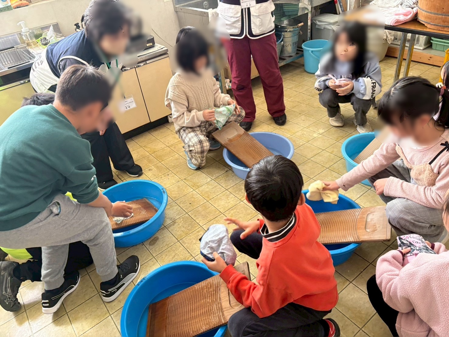 洗濯板でごしごし