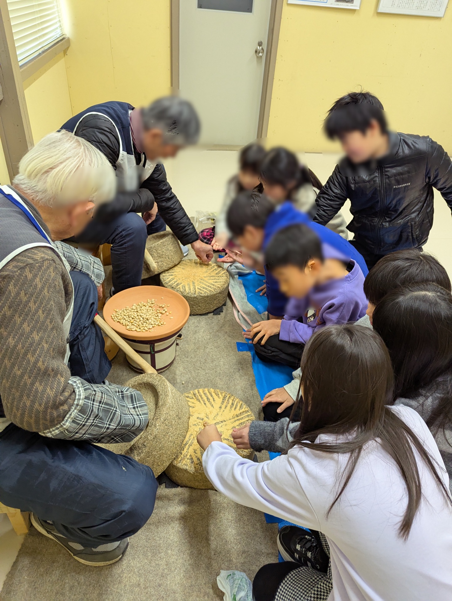 できた黄な粉をさわってみる