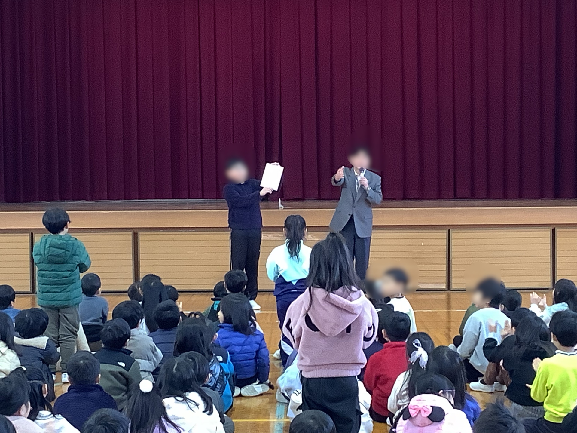 お返事よし、姿勢もよし、おめでとう、みんなから拍手喝采