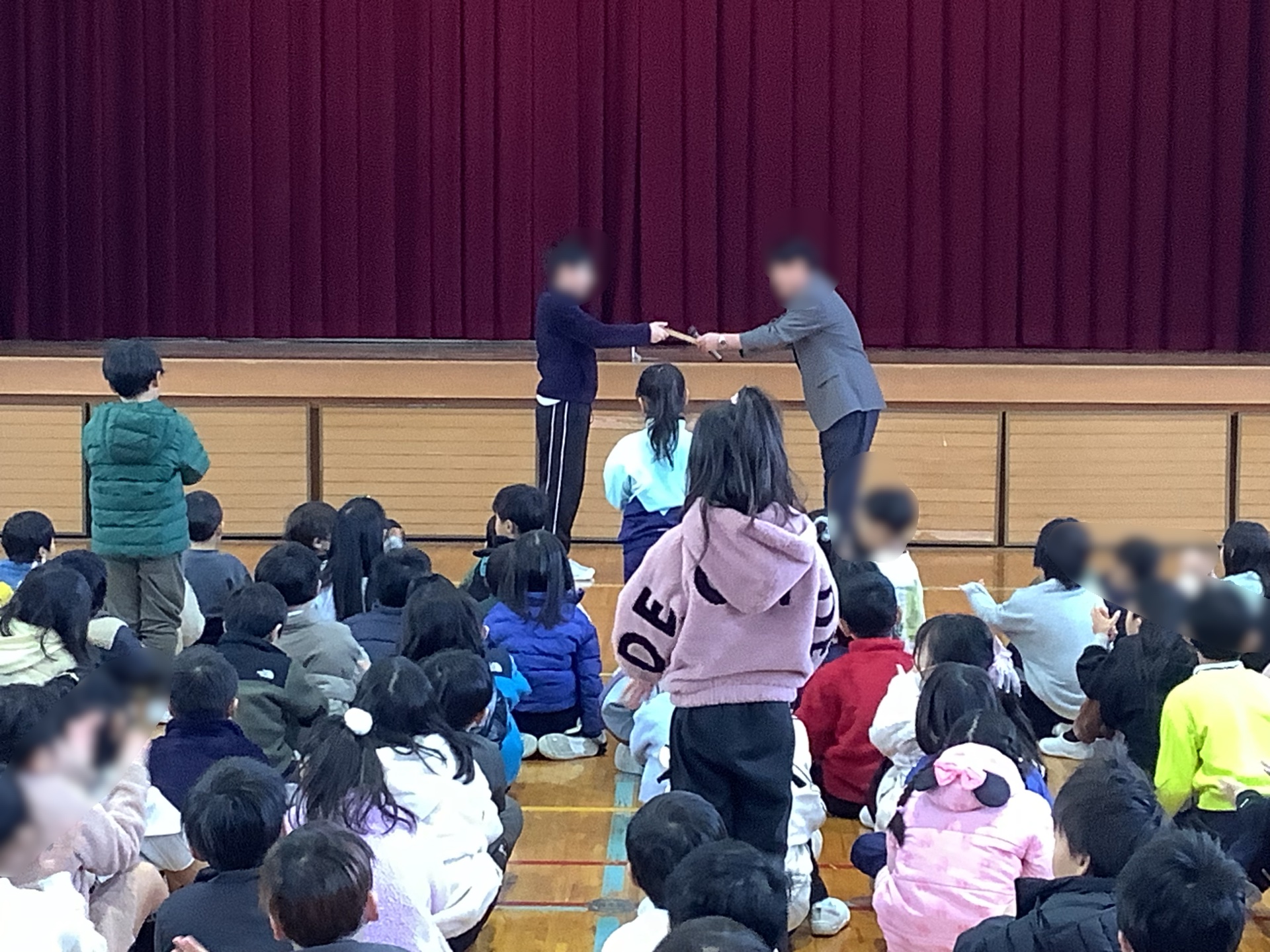 代表して6年生へ表彰