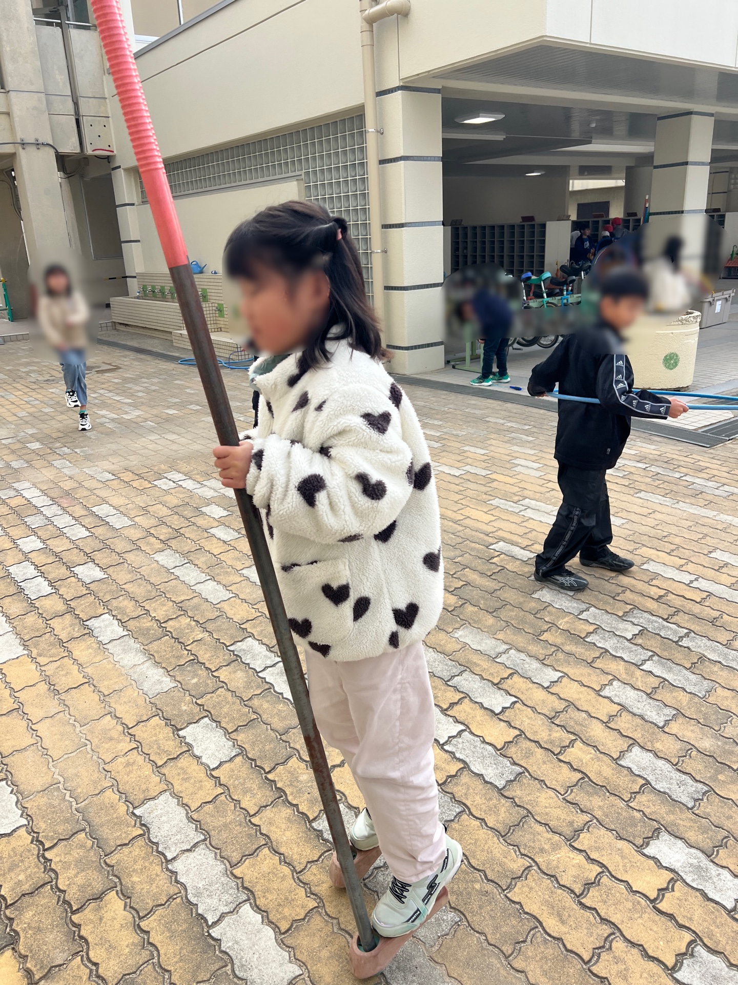 コツコツコツコツ