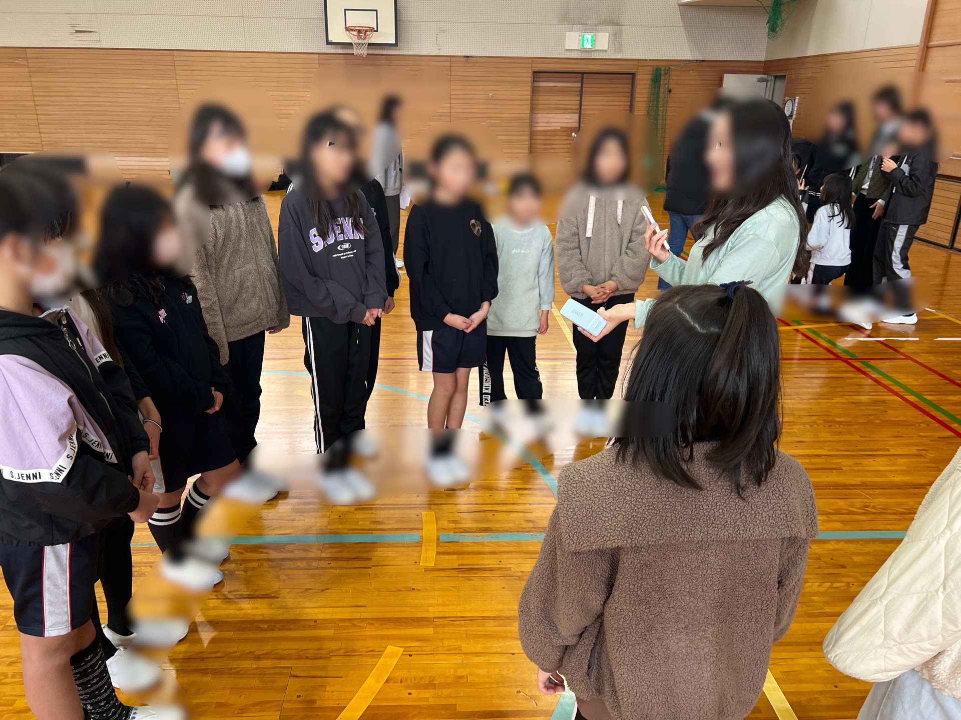 流れの確認、右奥は6年生が卒業アルバムクラブ写真撮影中