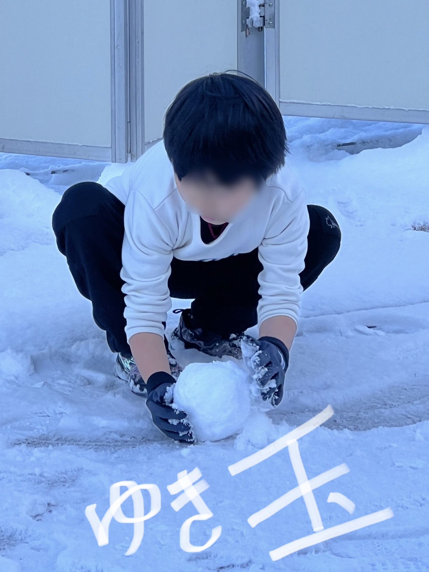 タイルの上の雪は、さっらっさら