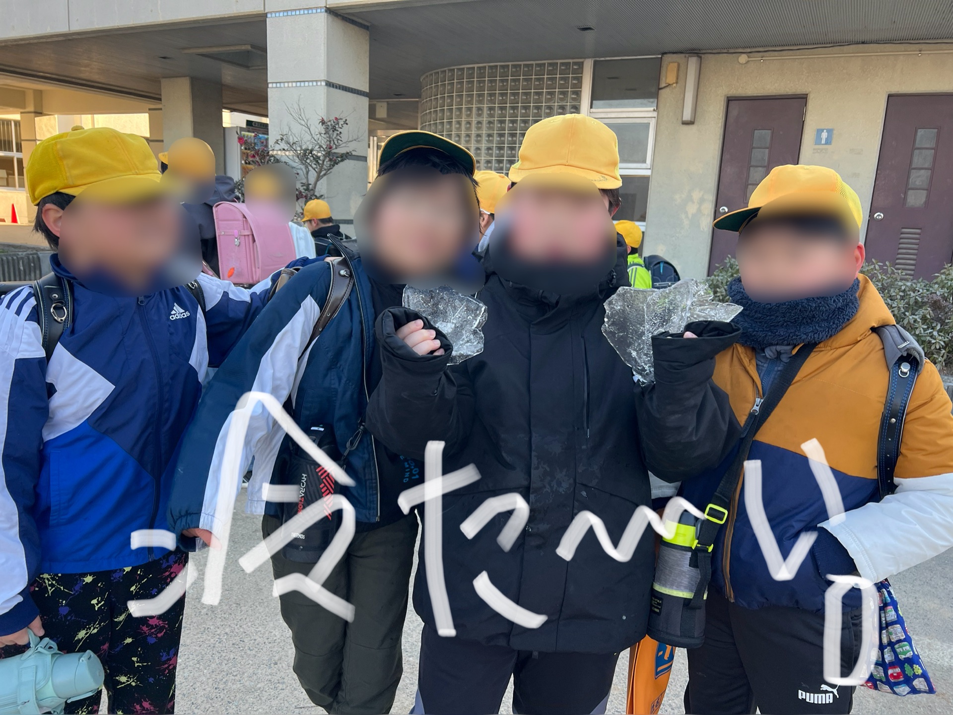 手に持つのは、こおり