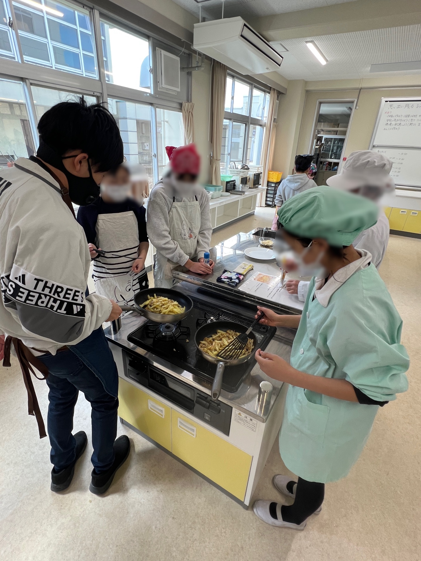 腕を振るう後ろ姿です