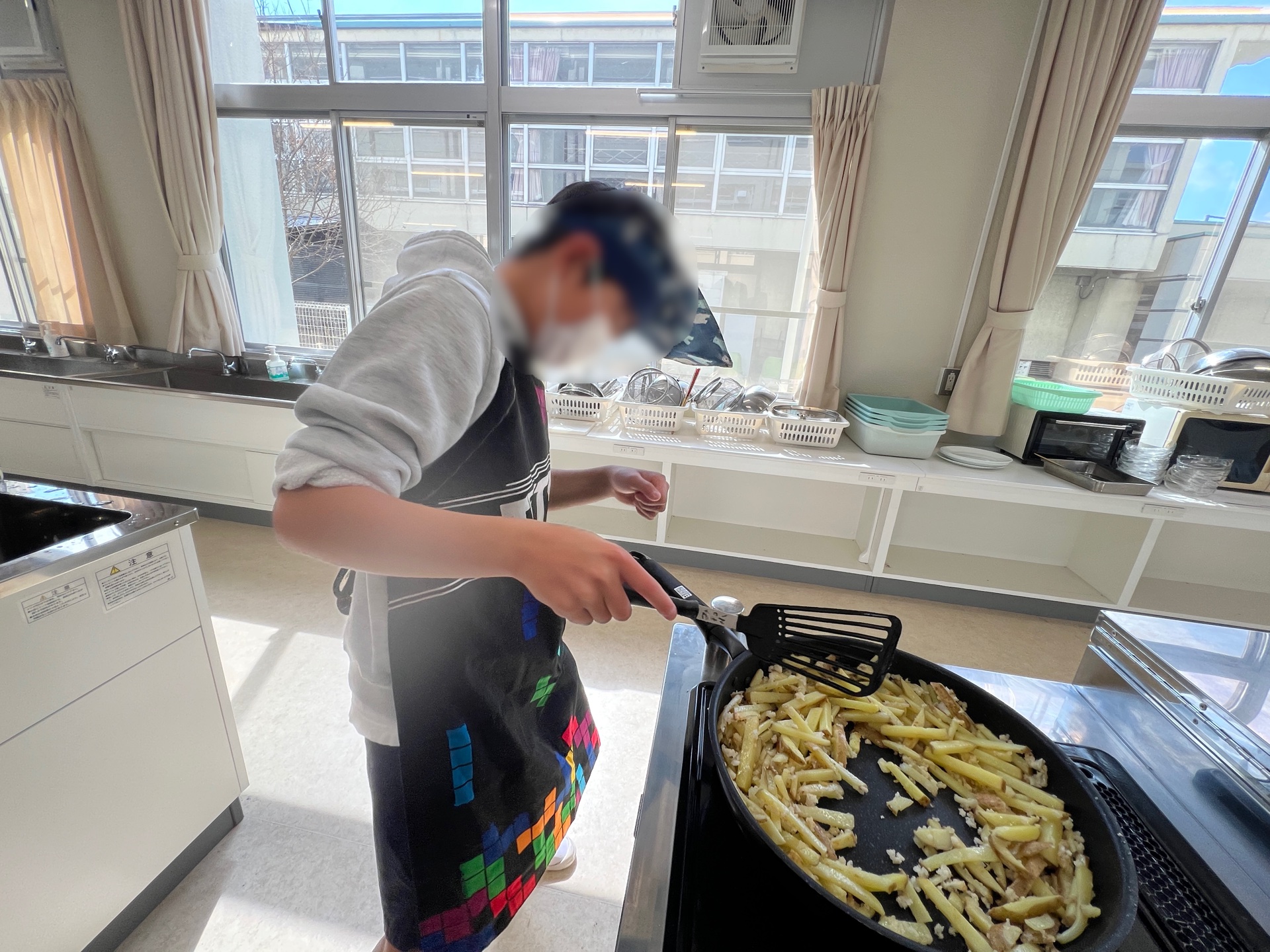 茶目っ気たっぷりに鍋をふるう