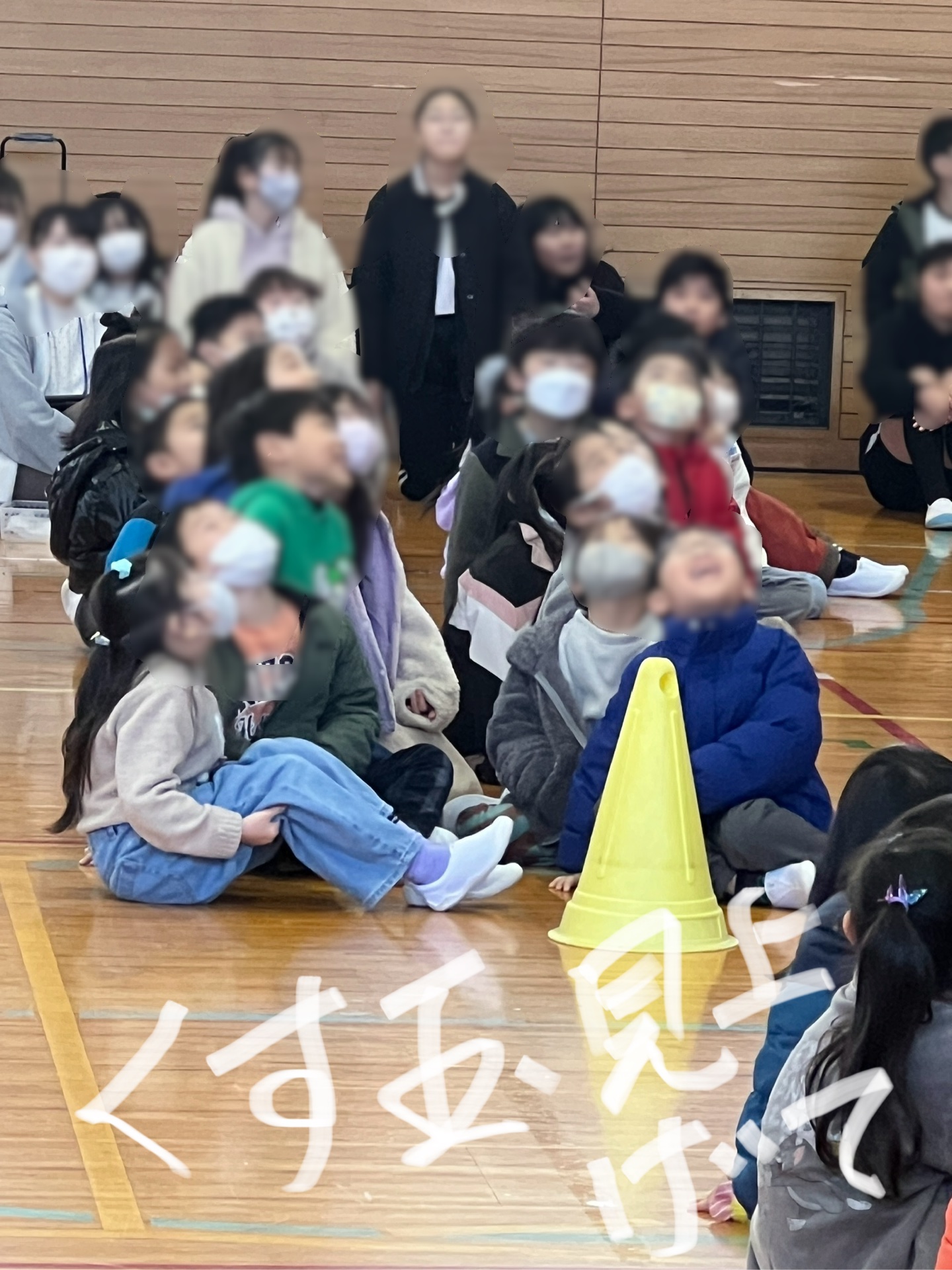 くす玉を見上げています