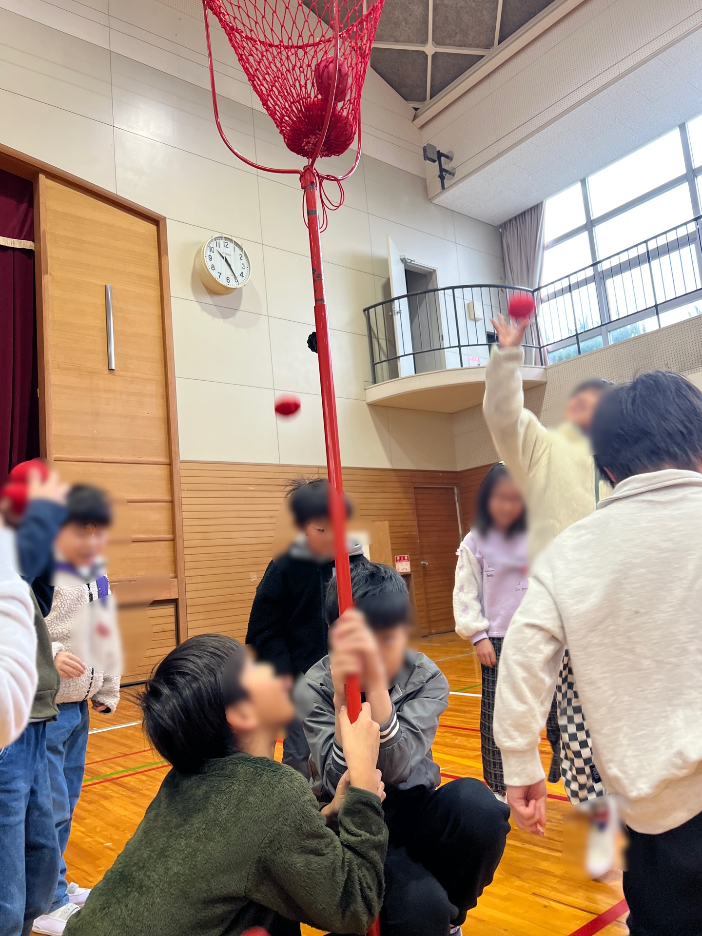 玉入れに興じる