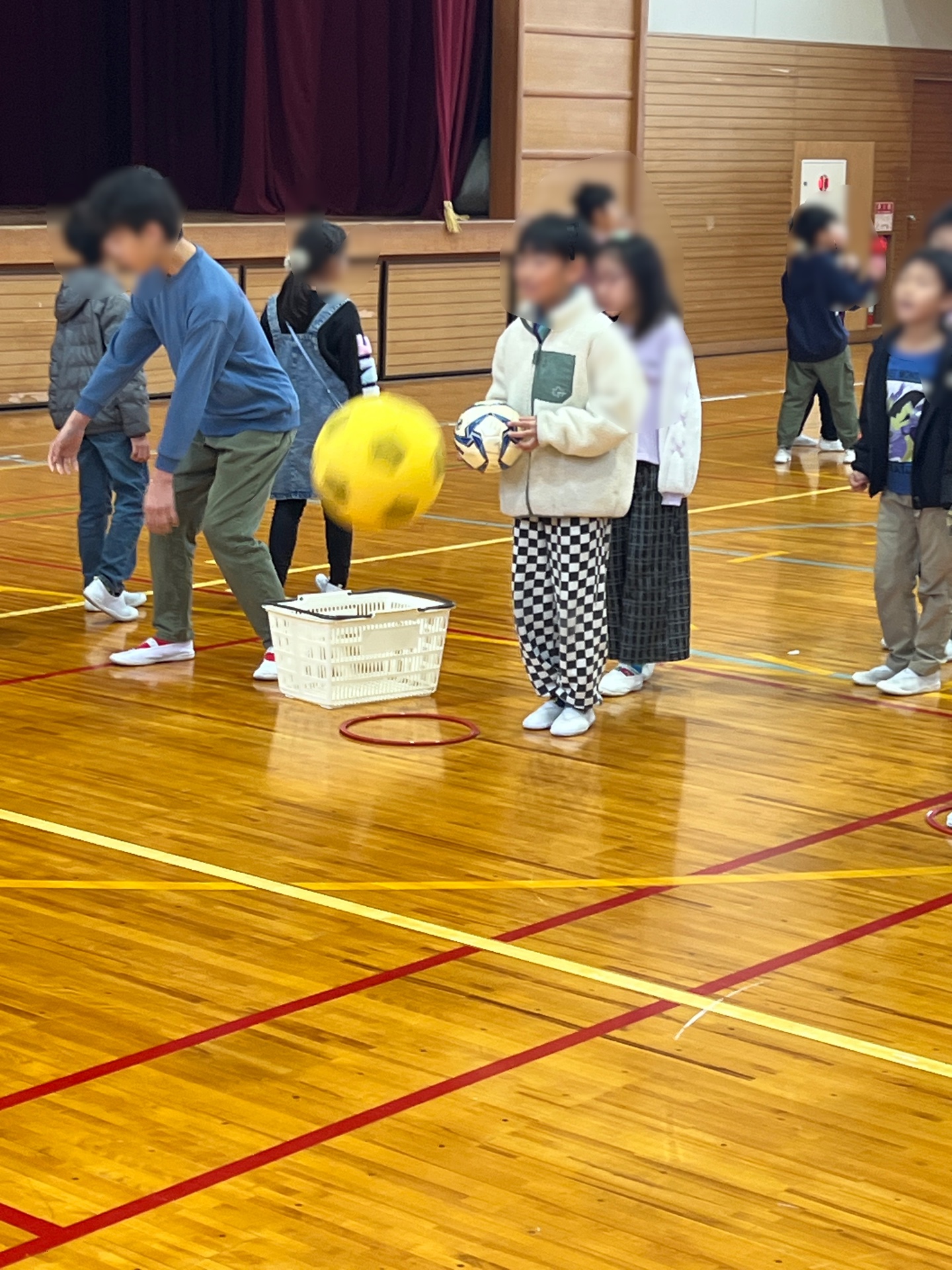 ボールでボウリング