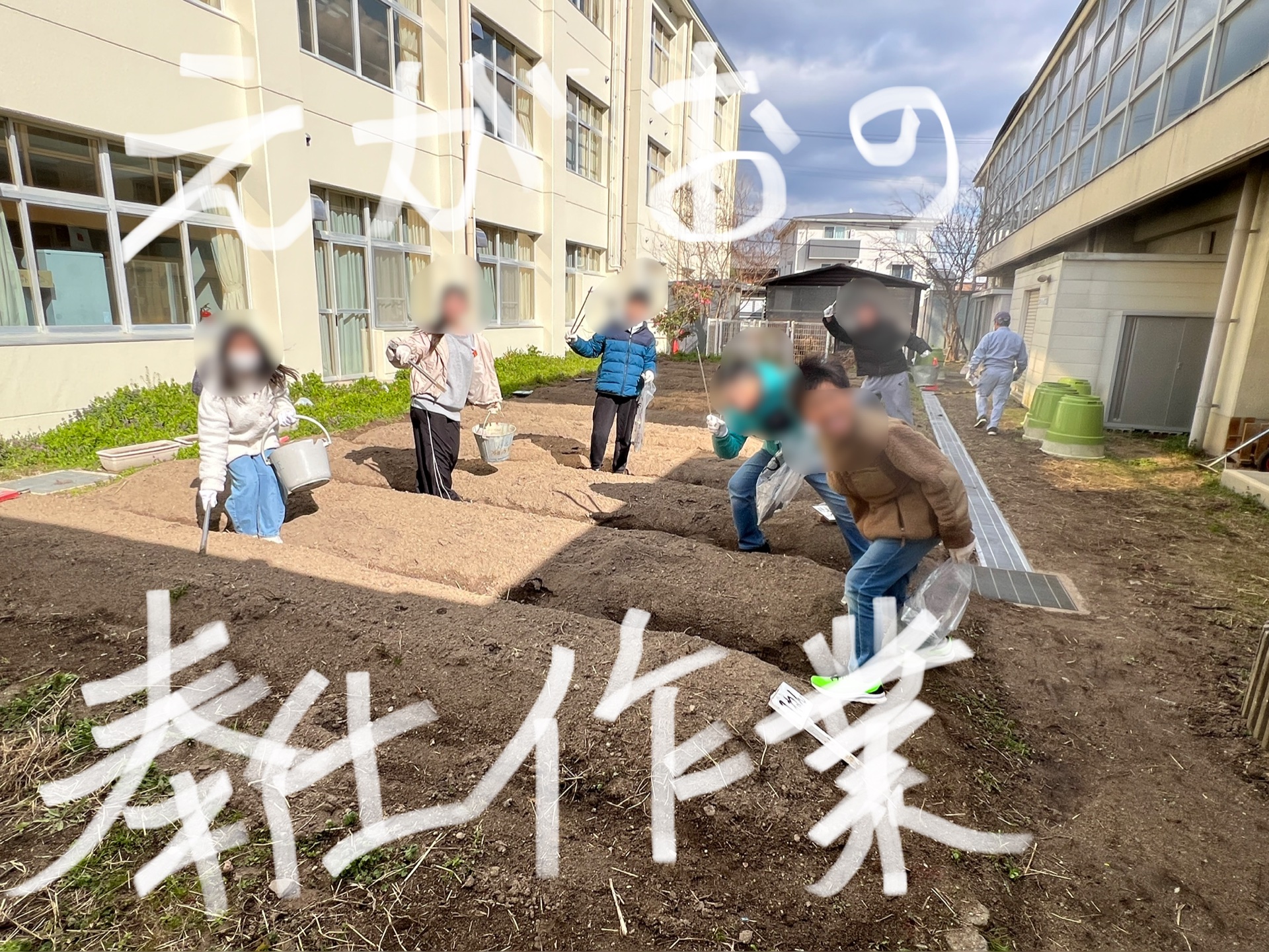 笑顔で奉仕作業