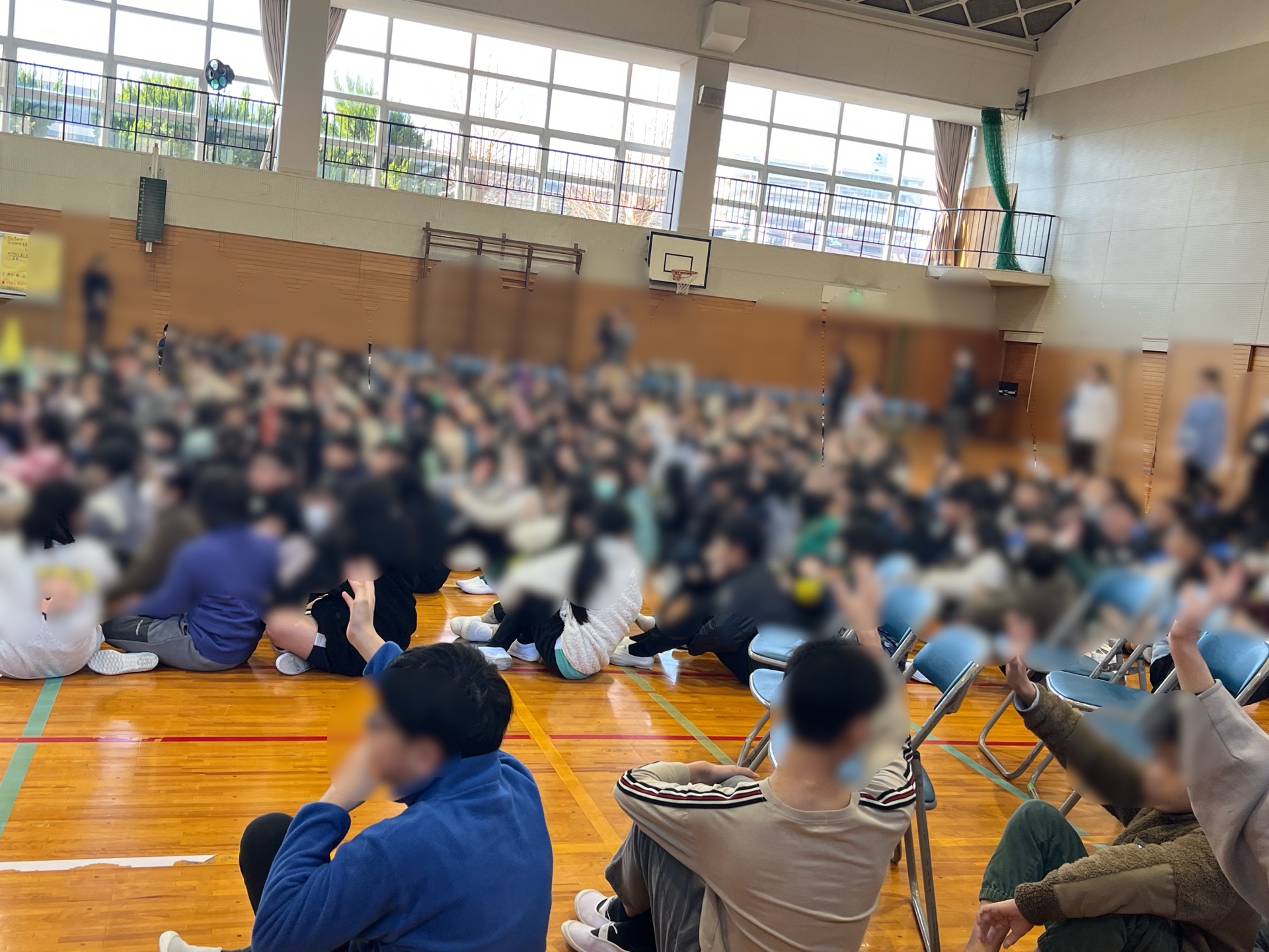 卒業式練習が始まってるからパイプ椅子が並べられててぎゅっと狭く感じる体育館