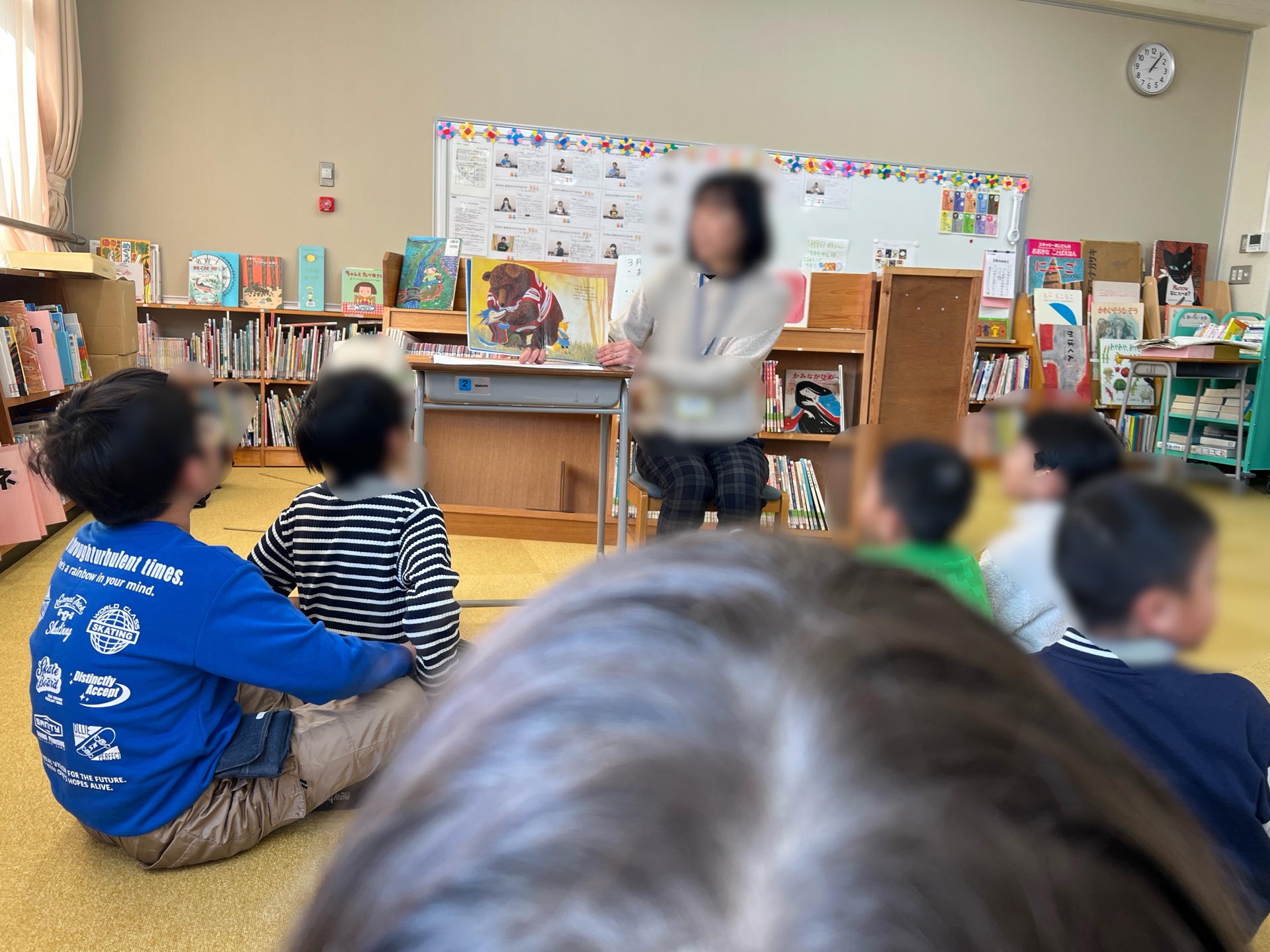 読み聞かせが始まると、せっせと集まるみんな