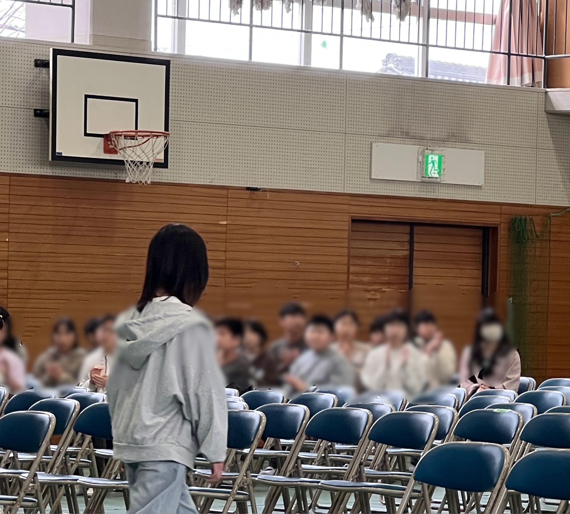 退場を拍手で見送る