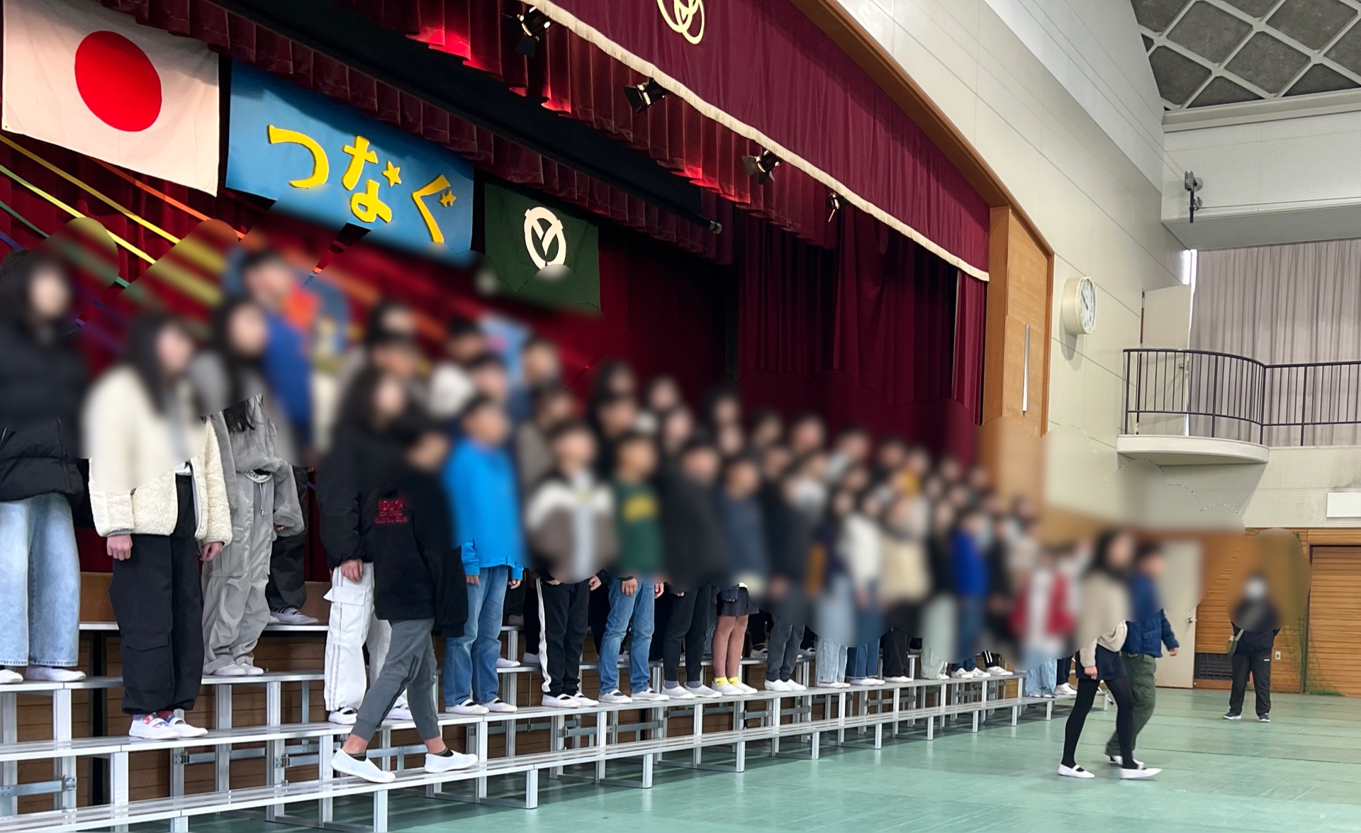 ステージ上から、ペアまたはシングルで退場です