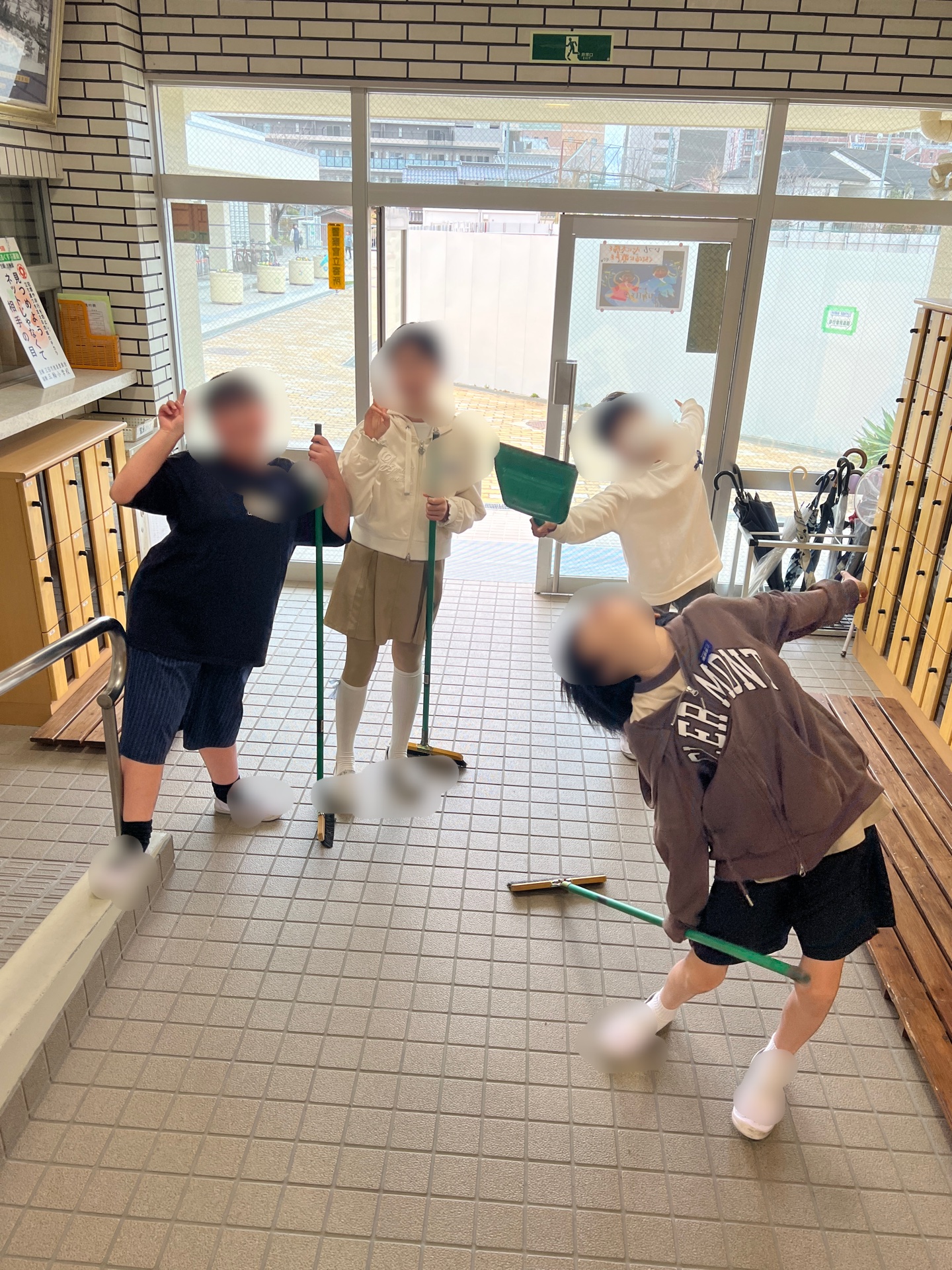 そうじをしながら、笑顔の中に夢と希望が詰まってる1