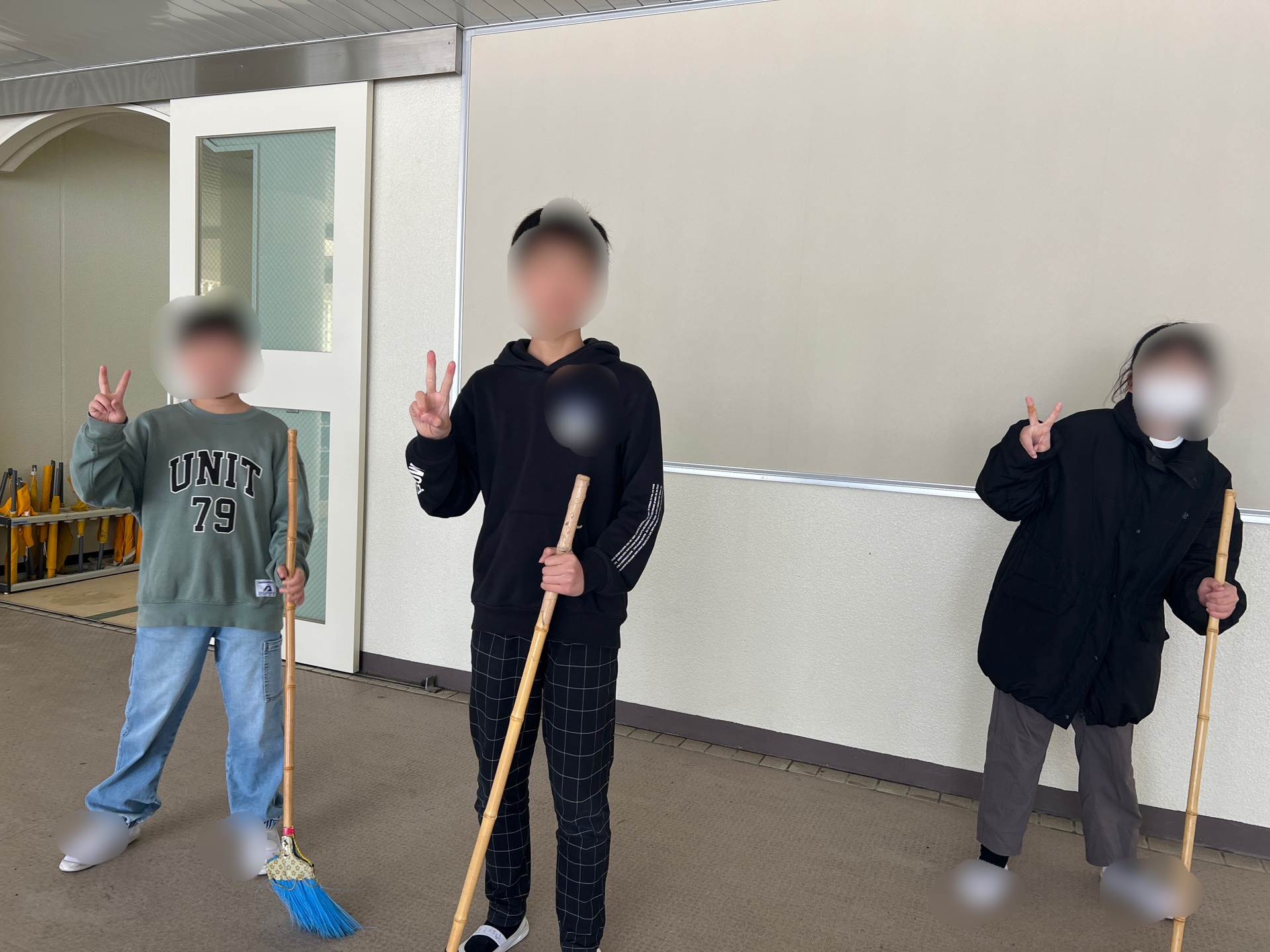 そうじをしながら、笑顔の中に夢と希望が詰まってる2