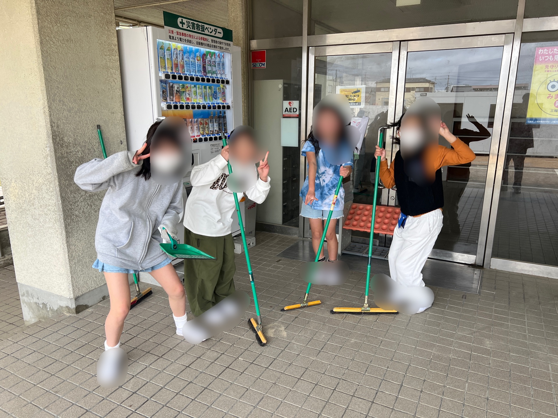 そうじをしながら、笑顔の中に夢と希望が詰まってる4