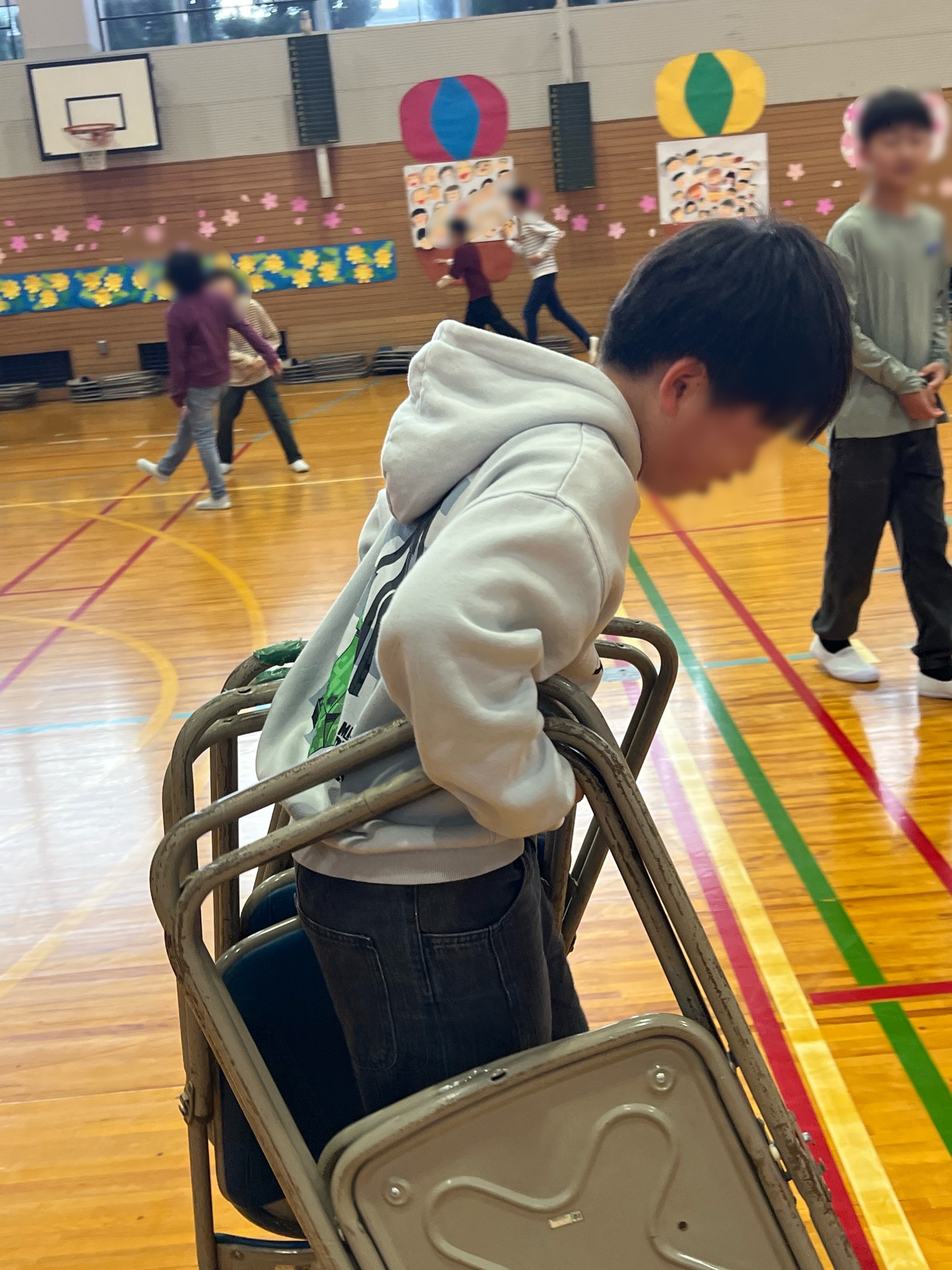 椅子の運びだし