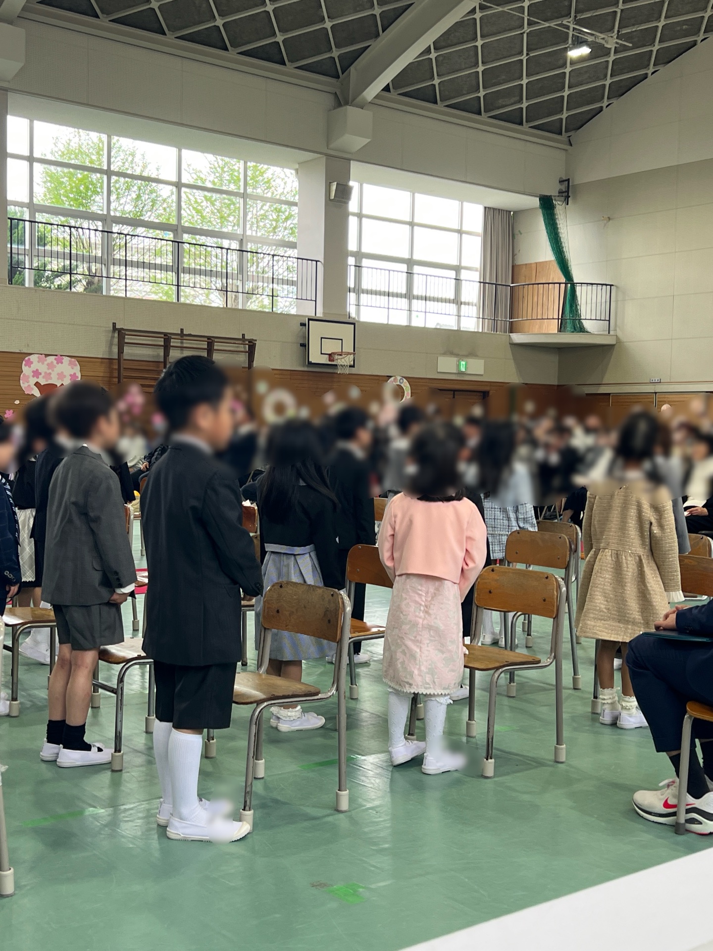 元気に歌を歌う1年生